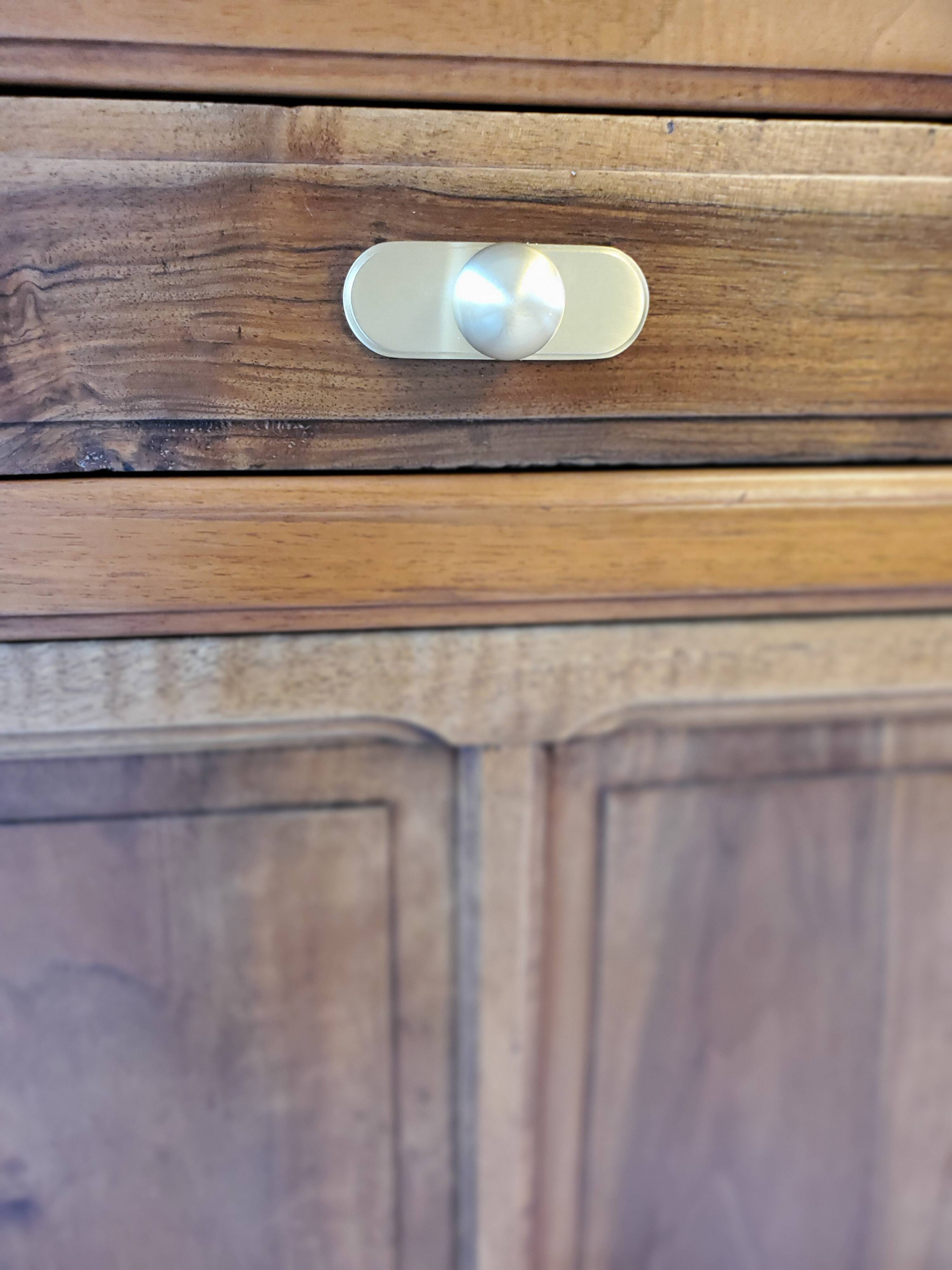 Vanity unit in solid walnut and Zimbabwean granite.