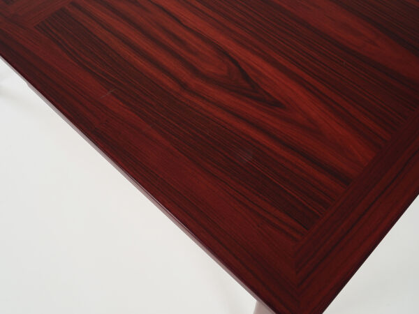 Table pliante conçue par Skovby design scandinave
