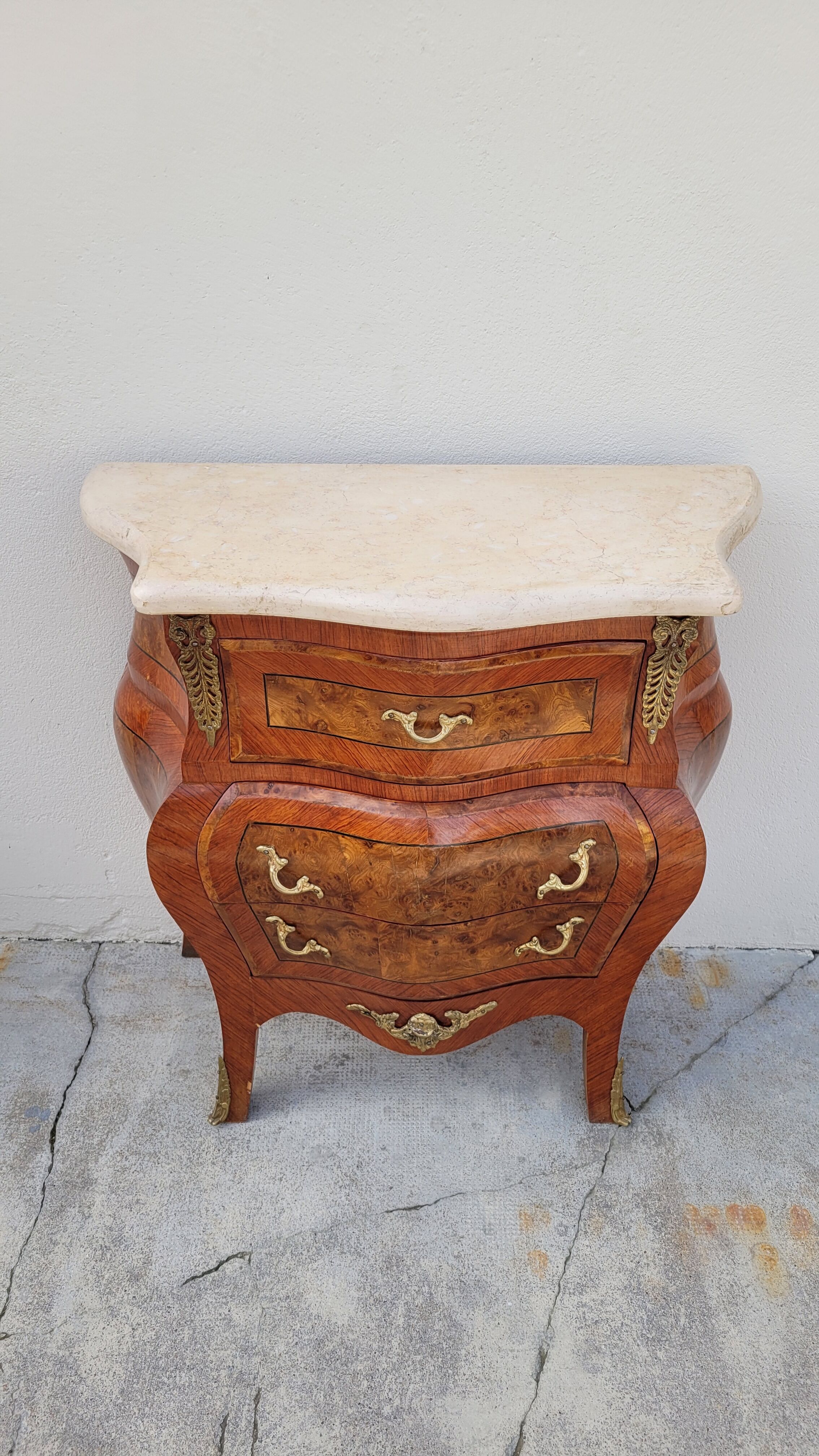 Louis XV style curved chest of drawers in marquetry