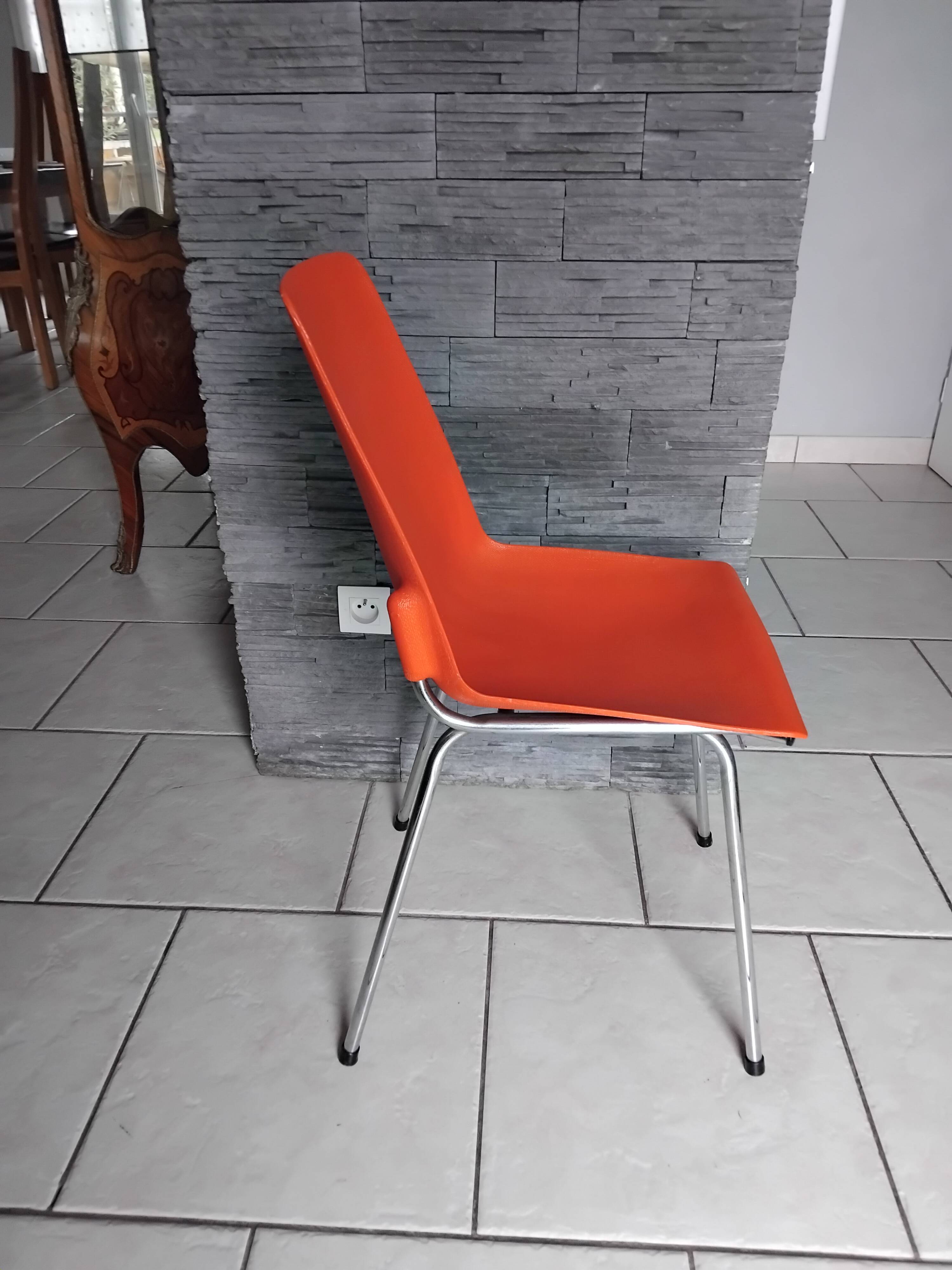 Chaise vintage grosfillex design rouge orangé