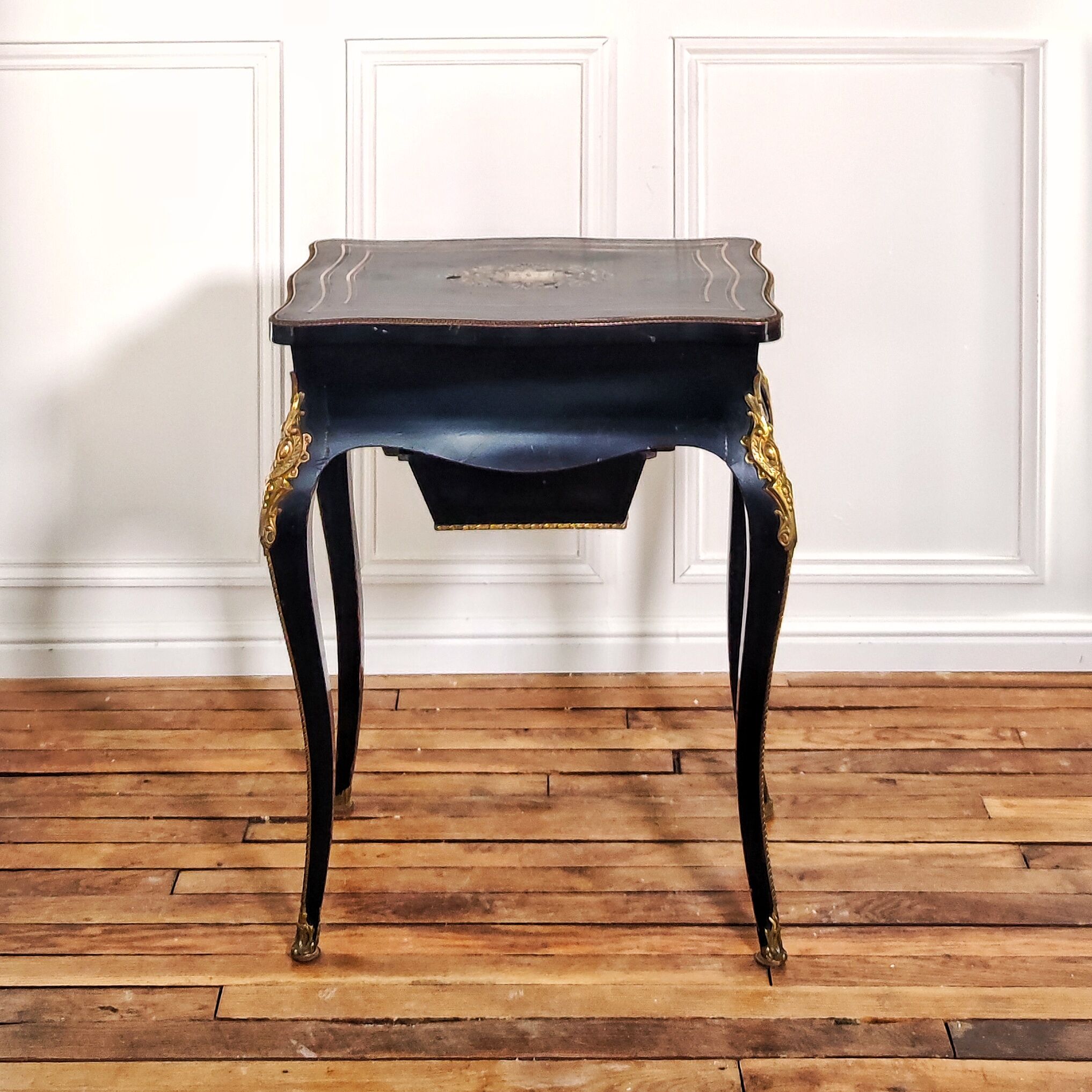 Worker Diehl black lasked wood