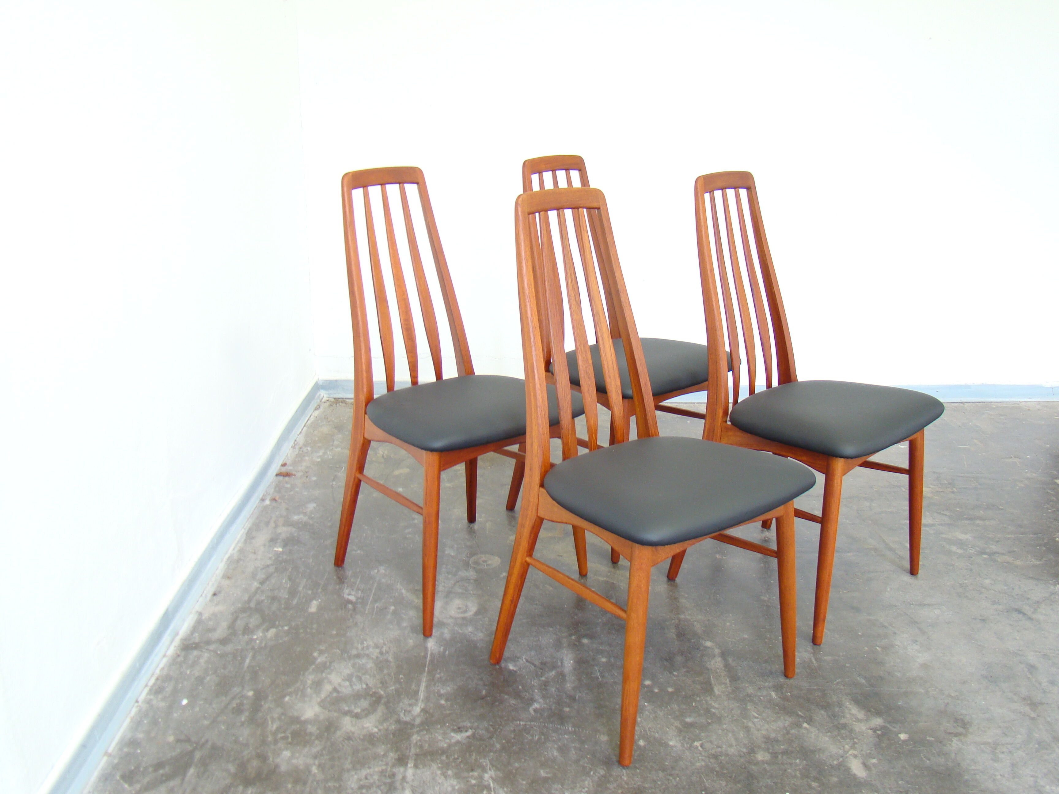 Suite de 4 chaises en teck par Niels Koefoed modèle Eva