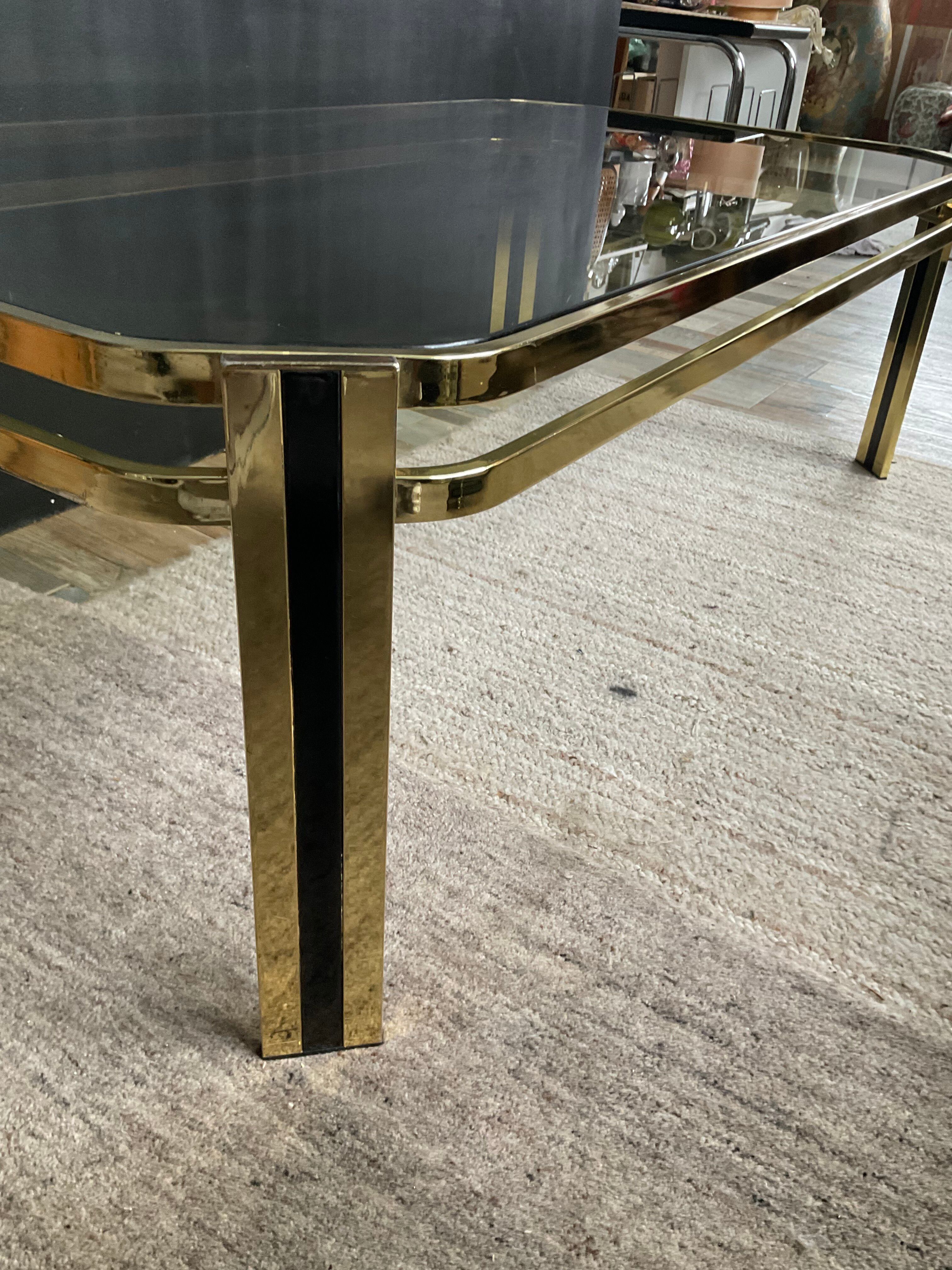 Table basse vintage années 70 en métal doré et verre fumé