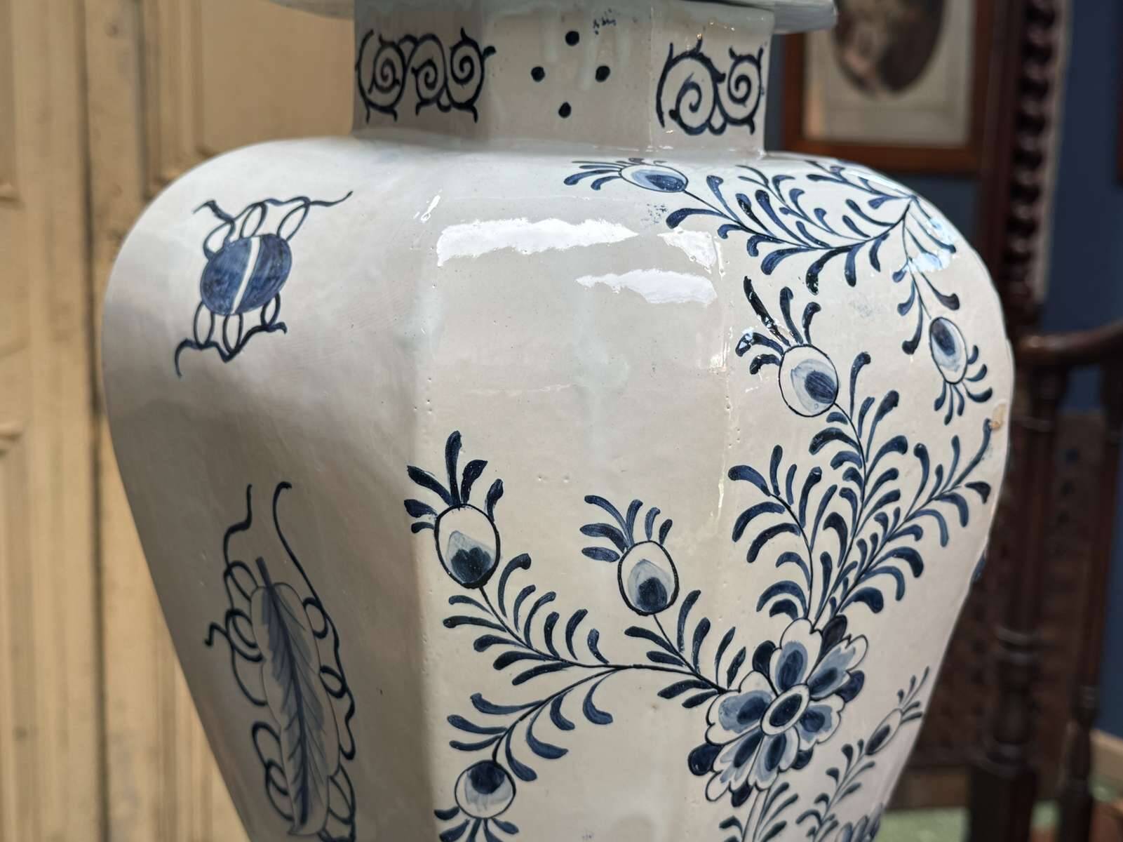 Large baluster vase with parrot - Holland, Delft 19th century