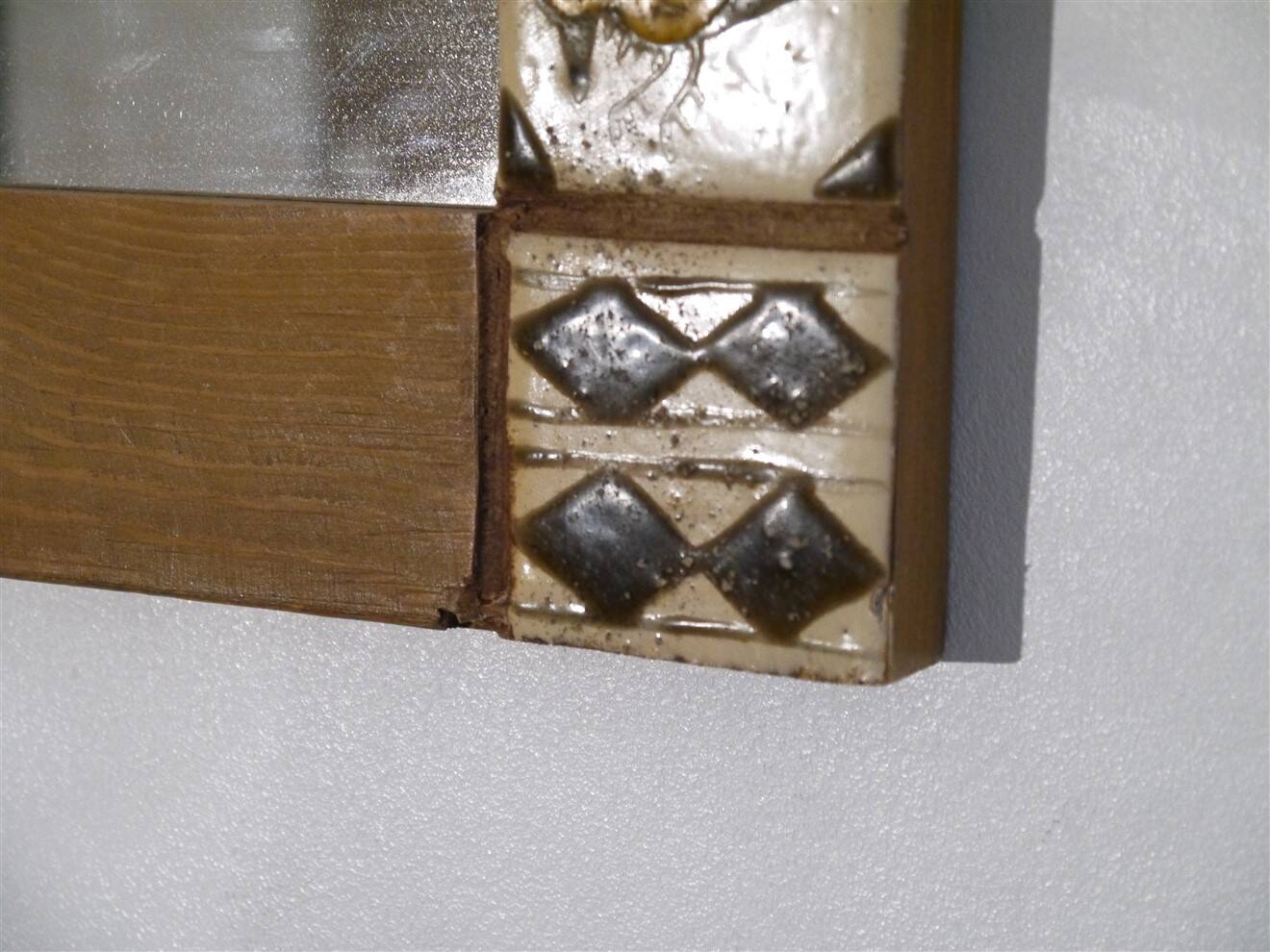 Miroir stylisé en bois et email 1960