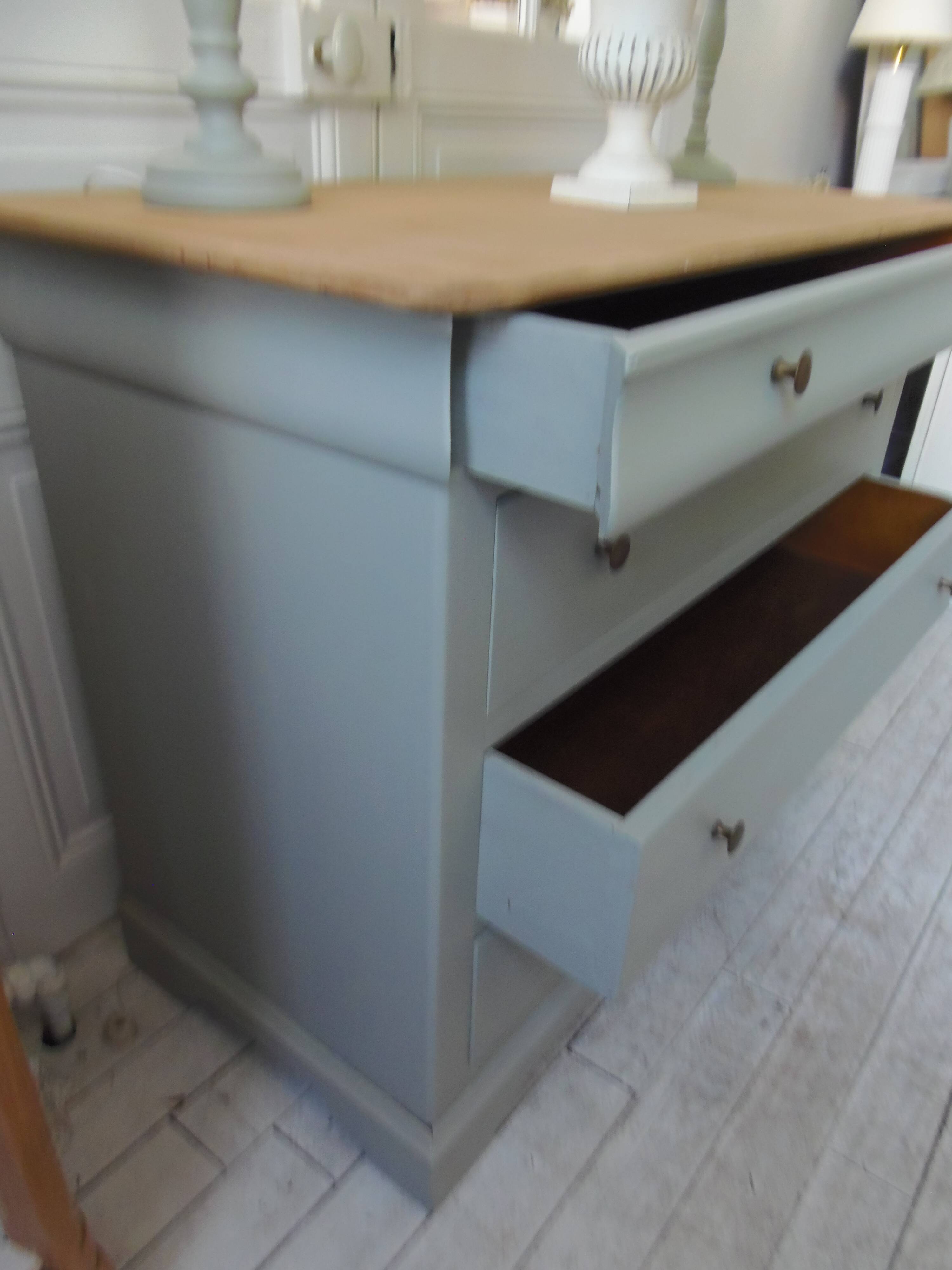 Commode de belle facture style Louis Philippe sublimée en vert de gris