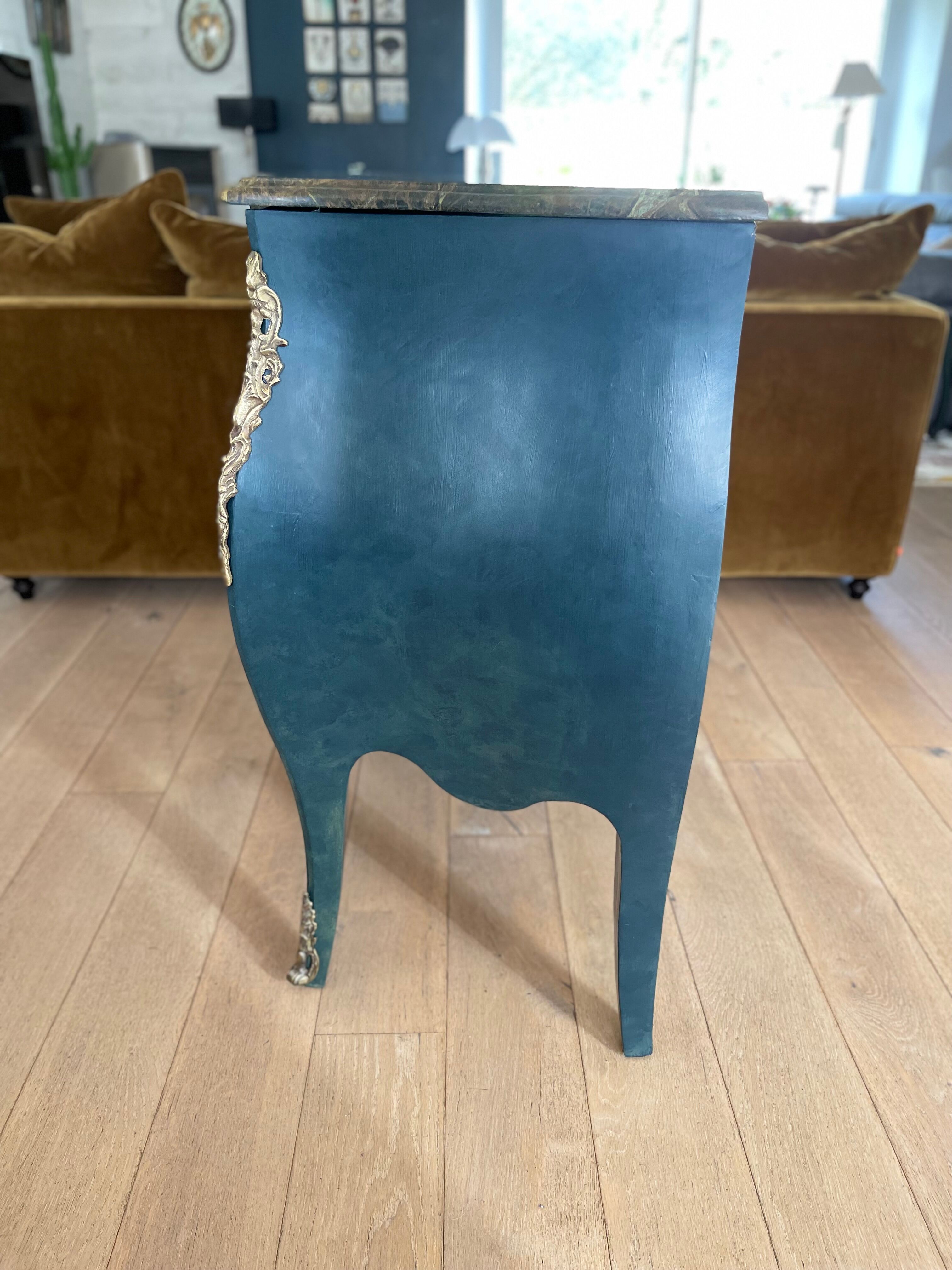 Commode patinée galbée de style Louis XV