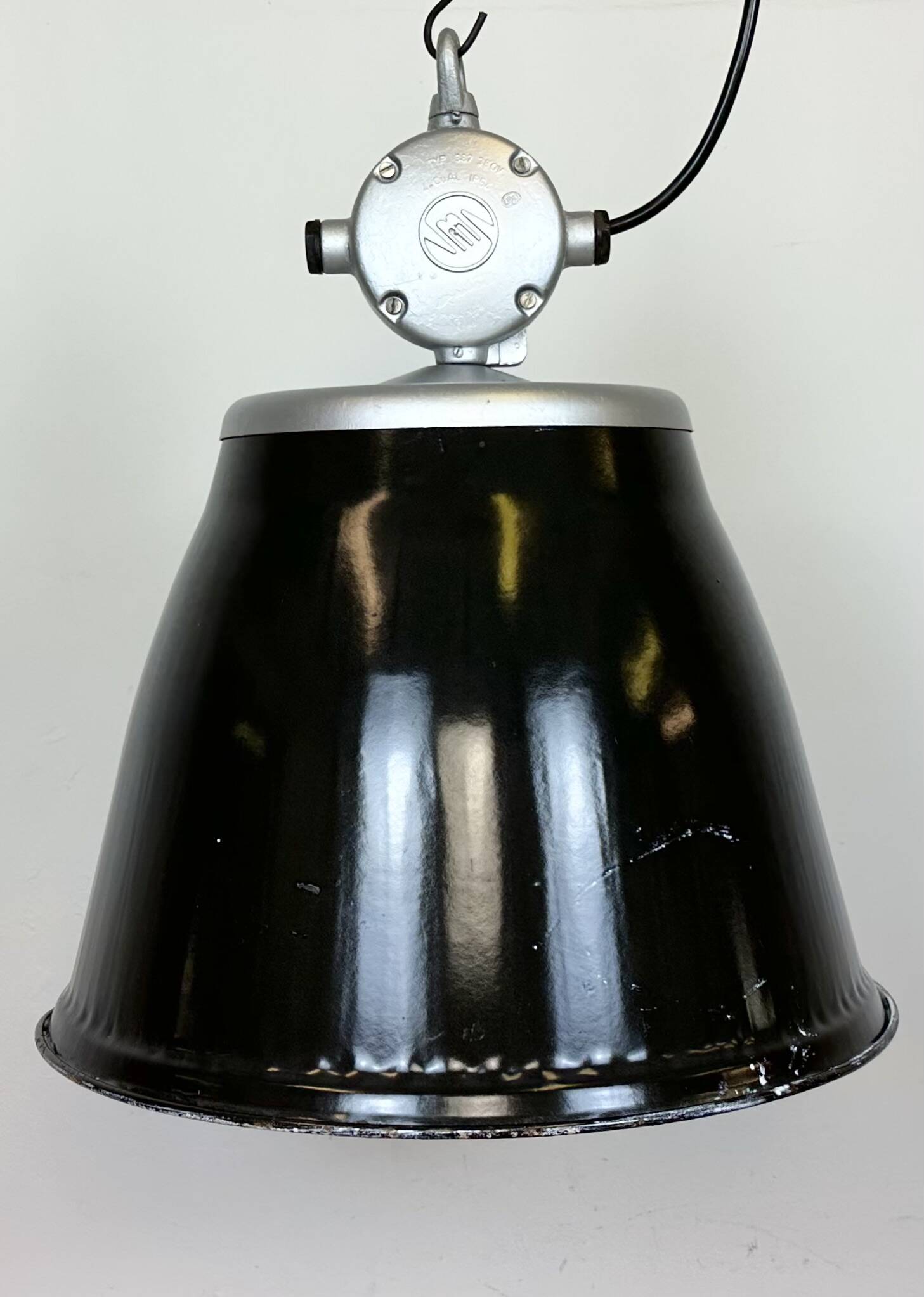 Suspension industrielle en émail noir, 1960s