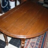 Table ronde a abatants en bois foncé