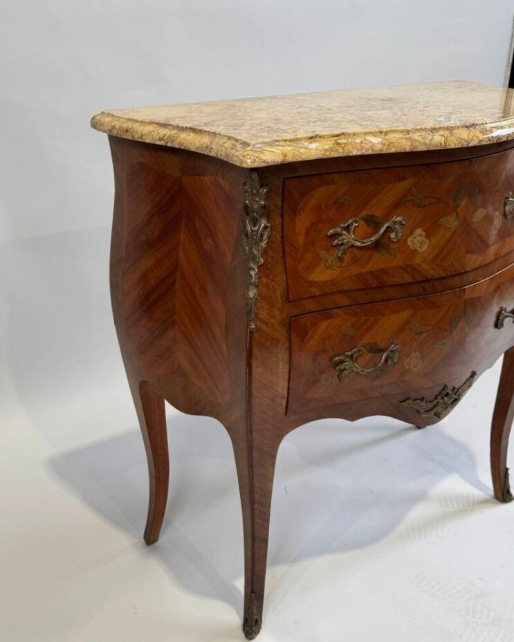 Curved chest of drawers