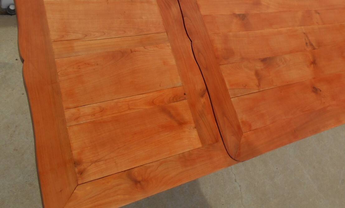 Large extendable table in solid wood