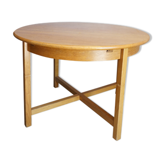 Round dining table