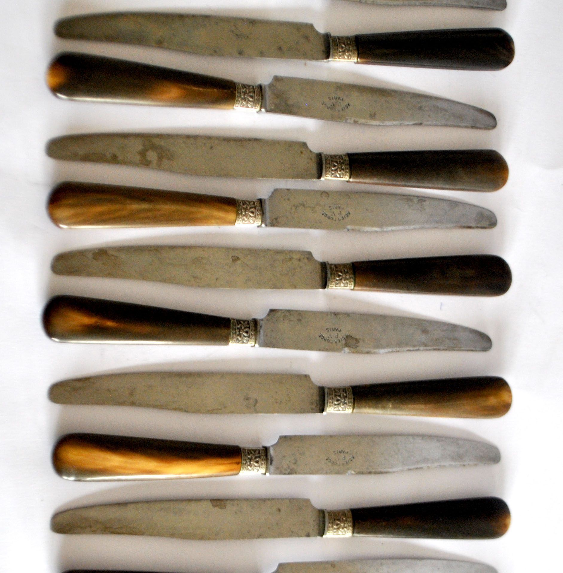 Set of 12 antique table knives from 1900 with horn handles and forged steel blades, Paris, 24.5 cm long.