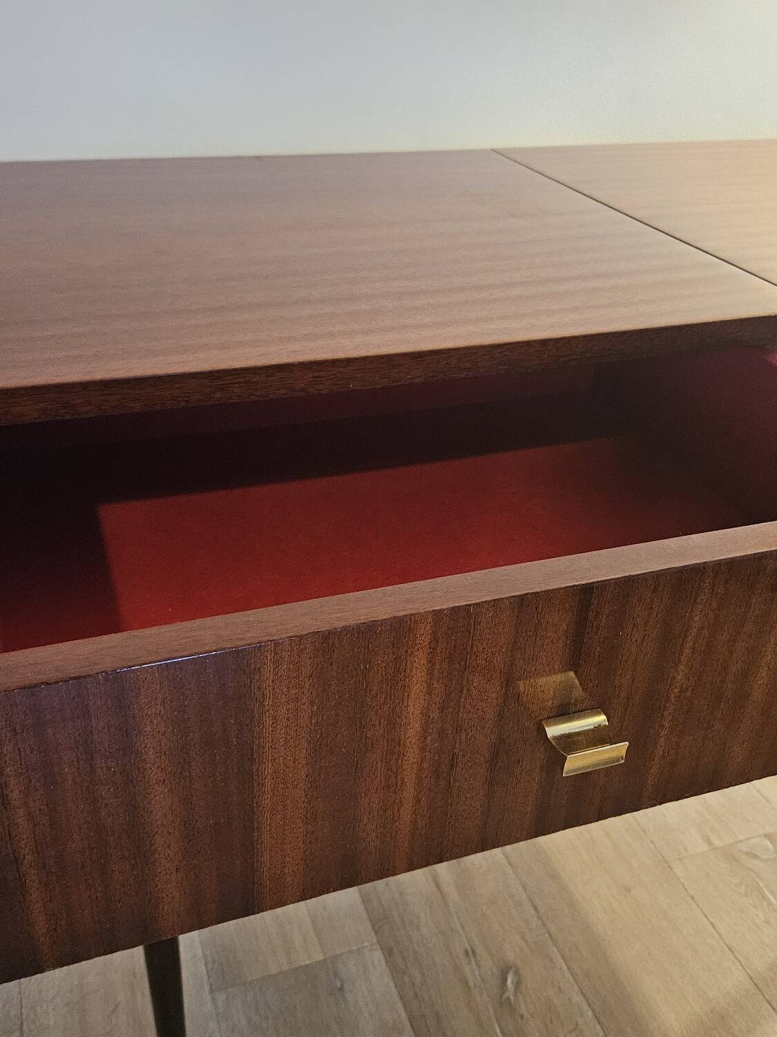 Coiffeuse en formica avec miroir