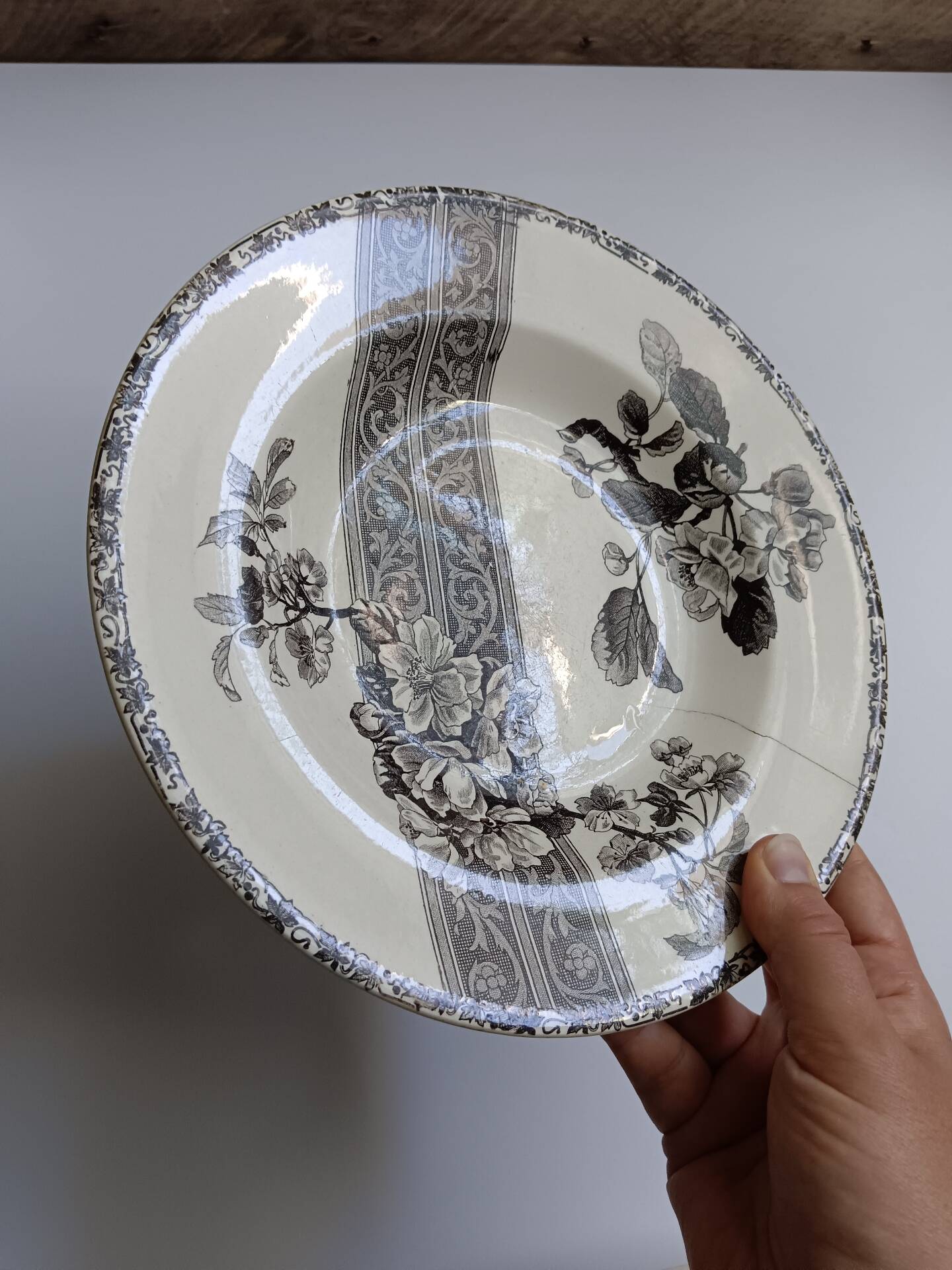 Hollow decorative plate Choisy-le-Roi black flowers and border