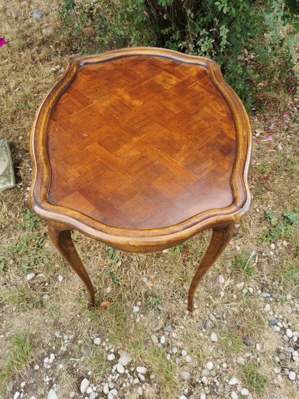 Petite table d'appoint en noyer et marqueterie