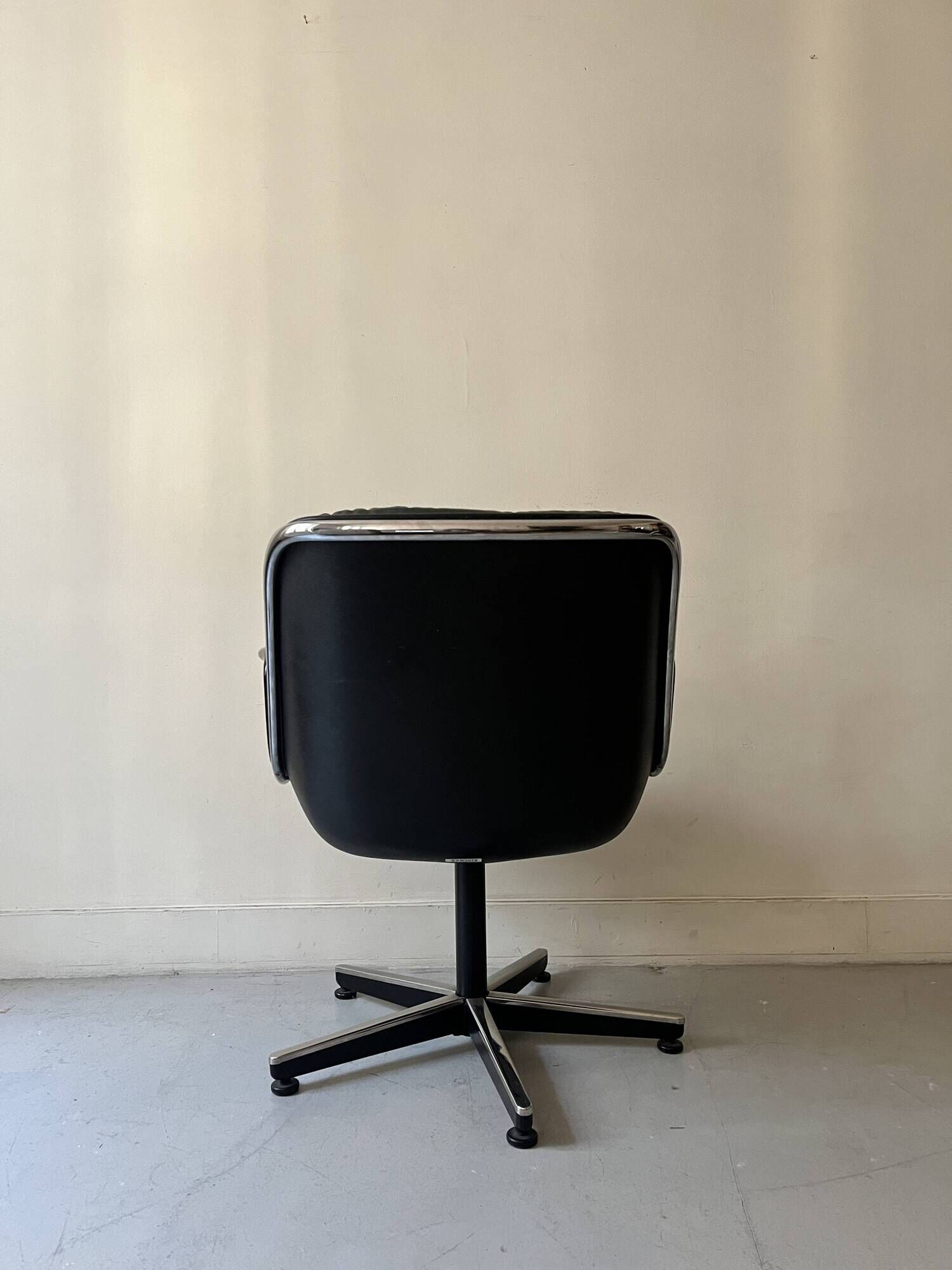 Black leather office chair and armrest by Charles Pollock for Knoll International