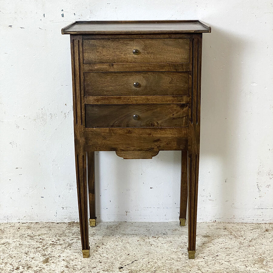 Table de chevet en noyer 1900