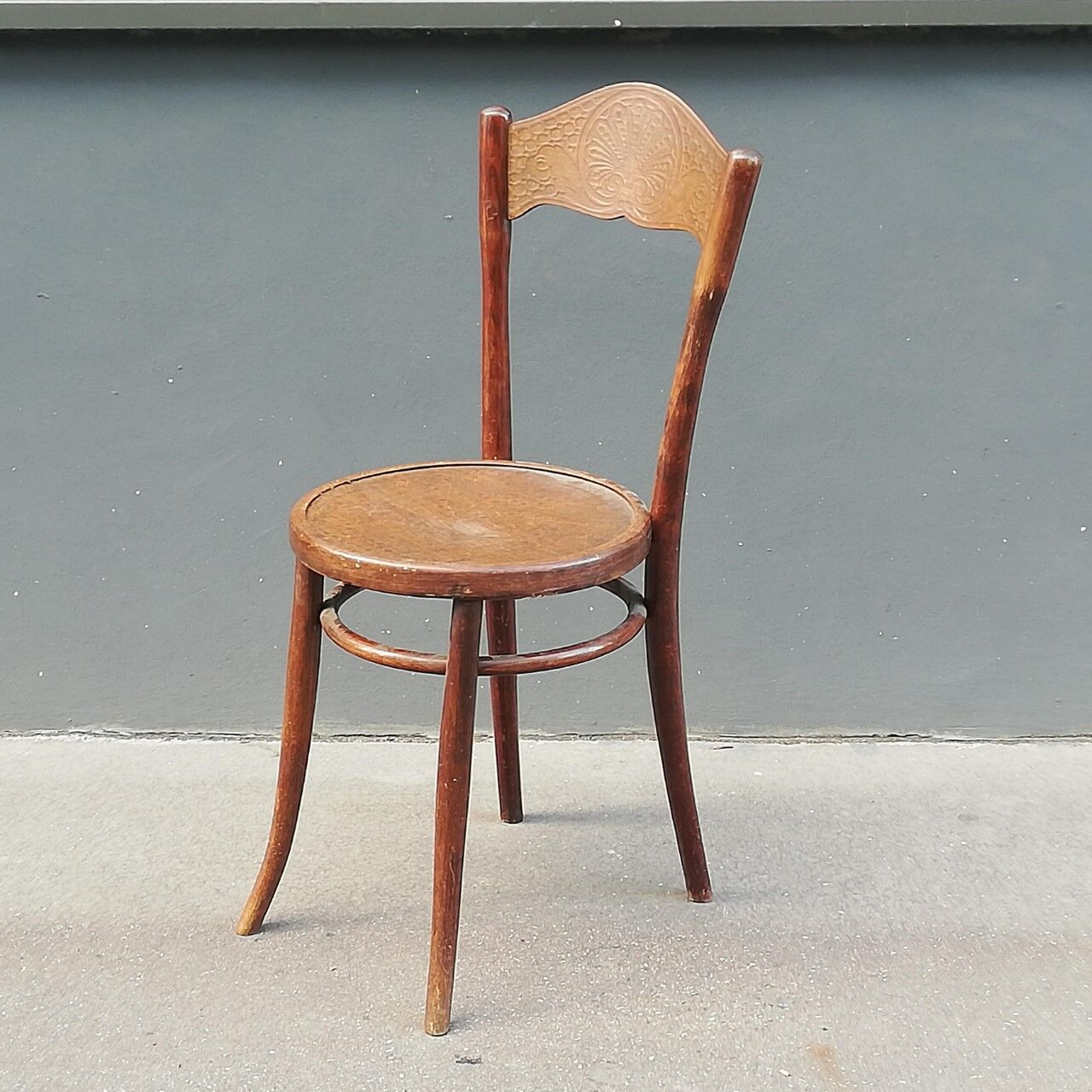 1900 curved wooden chair