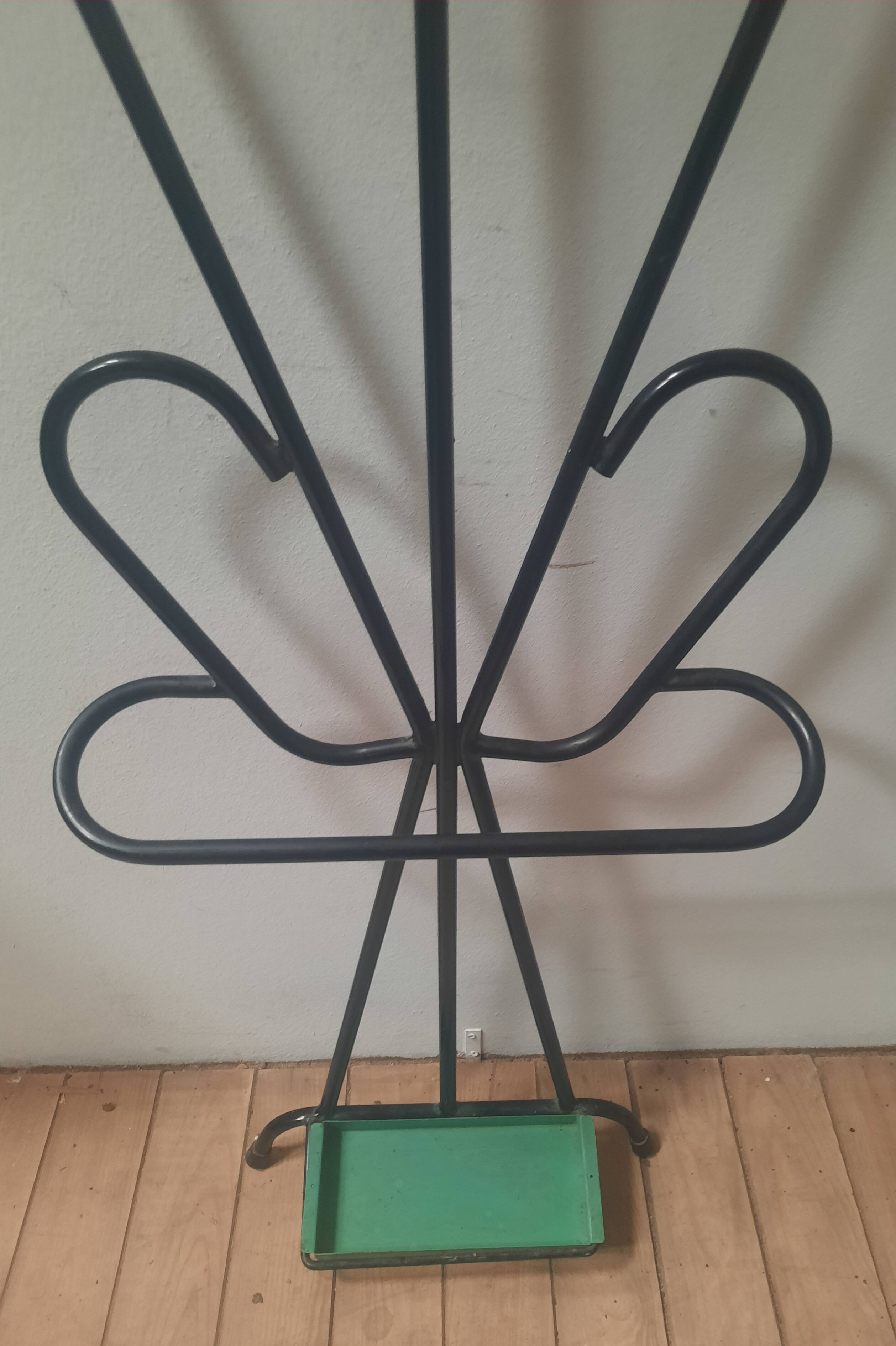 Porte manteau mural sur pied à boules de couleur