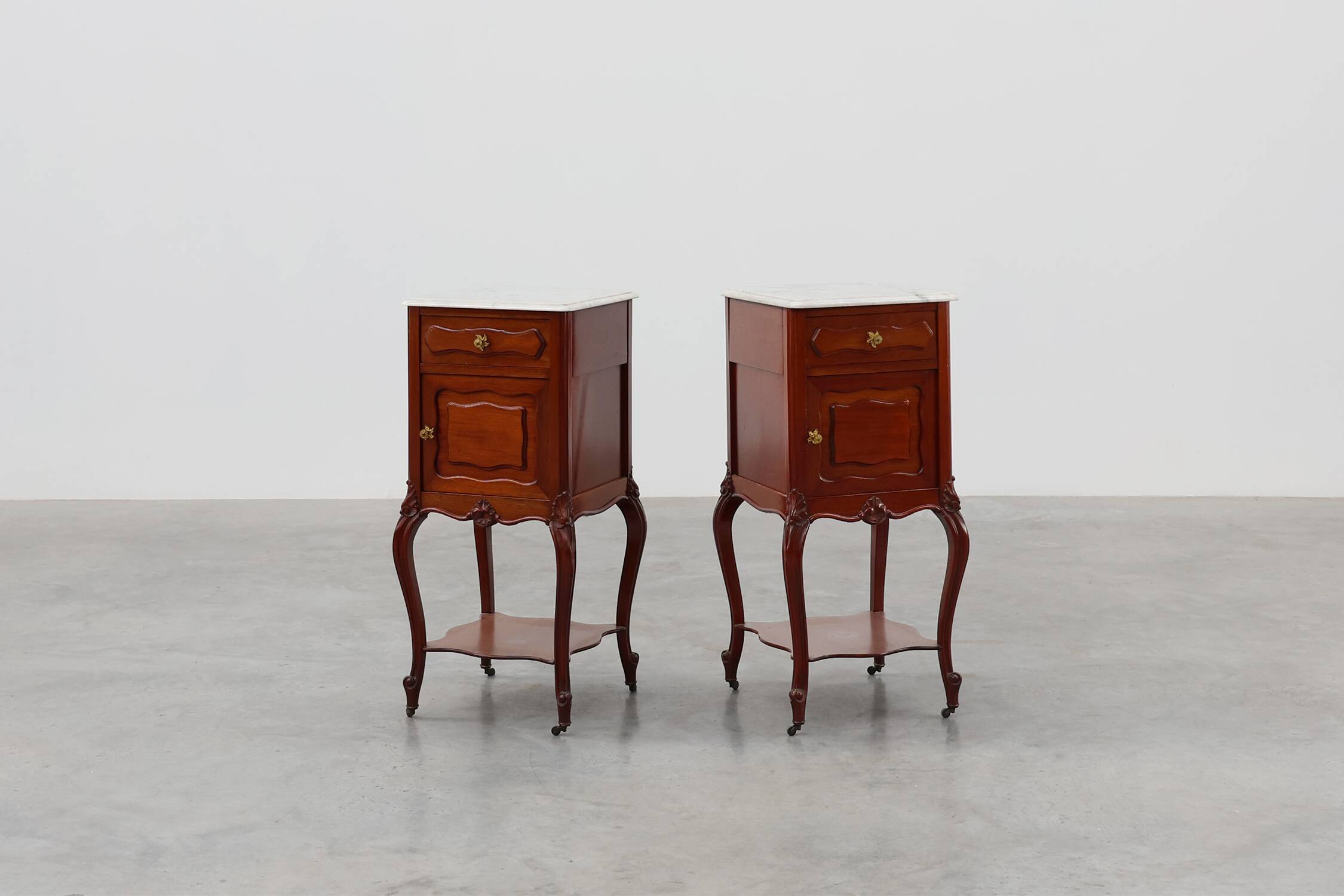 Paire de tables de nuit en noyer de style Louis XV avec des plateaux en marbre de Carrare, France