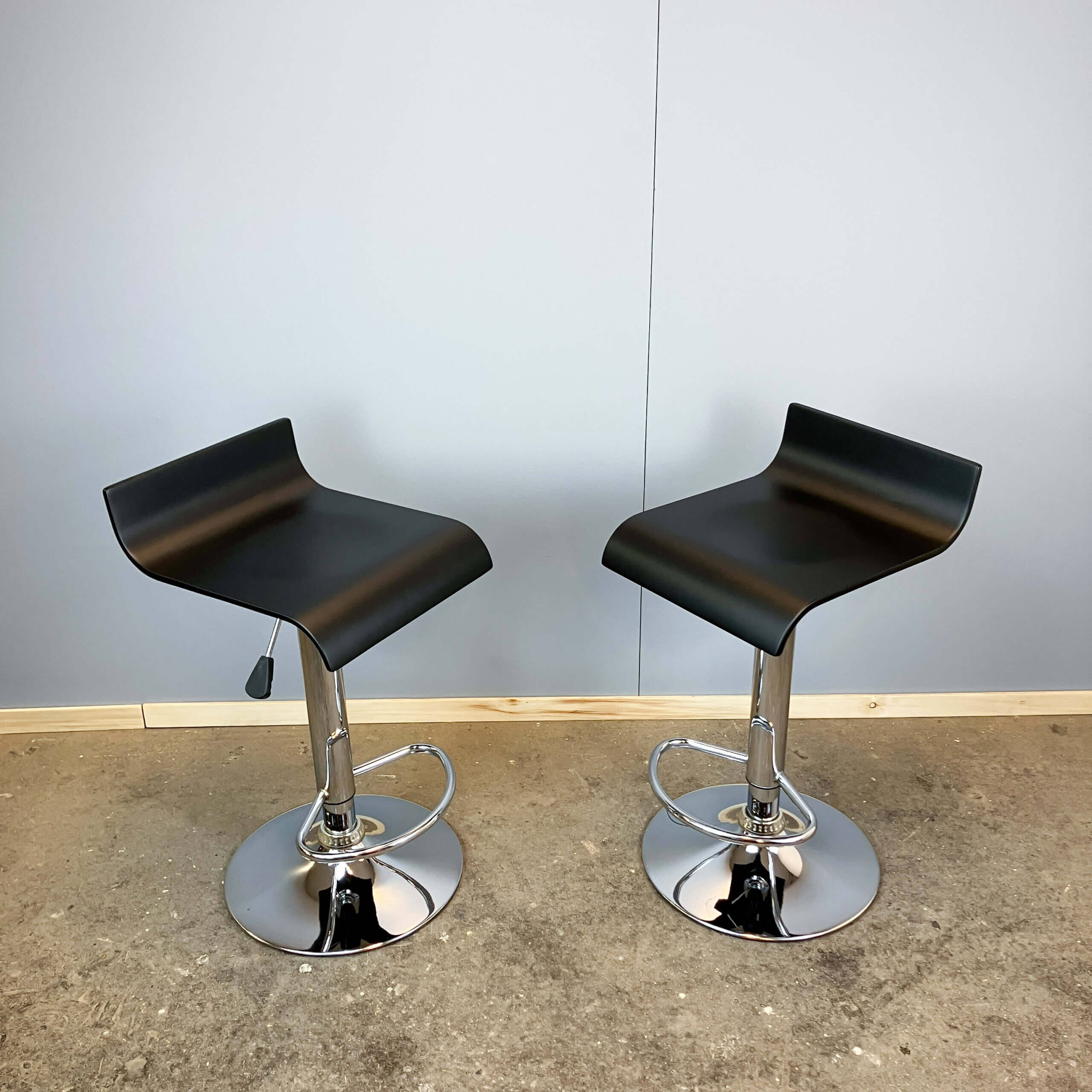 Deux tabourets de bar réglables en hauteur, chromés et en contreplaqué cintré, années 70, vintage