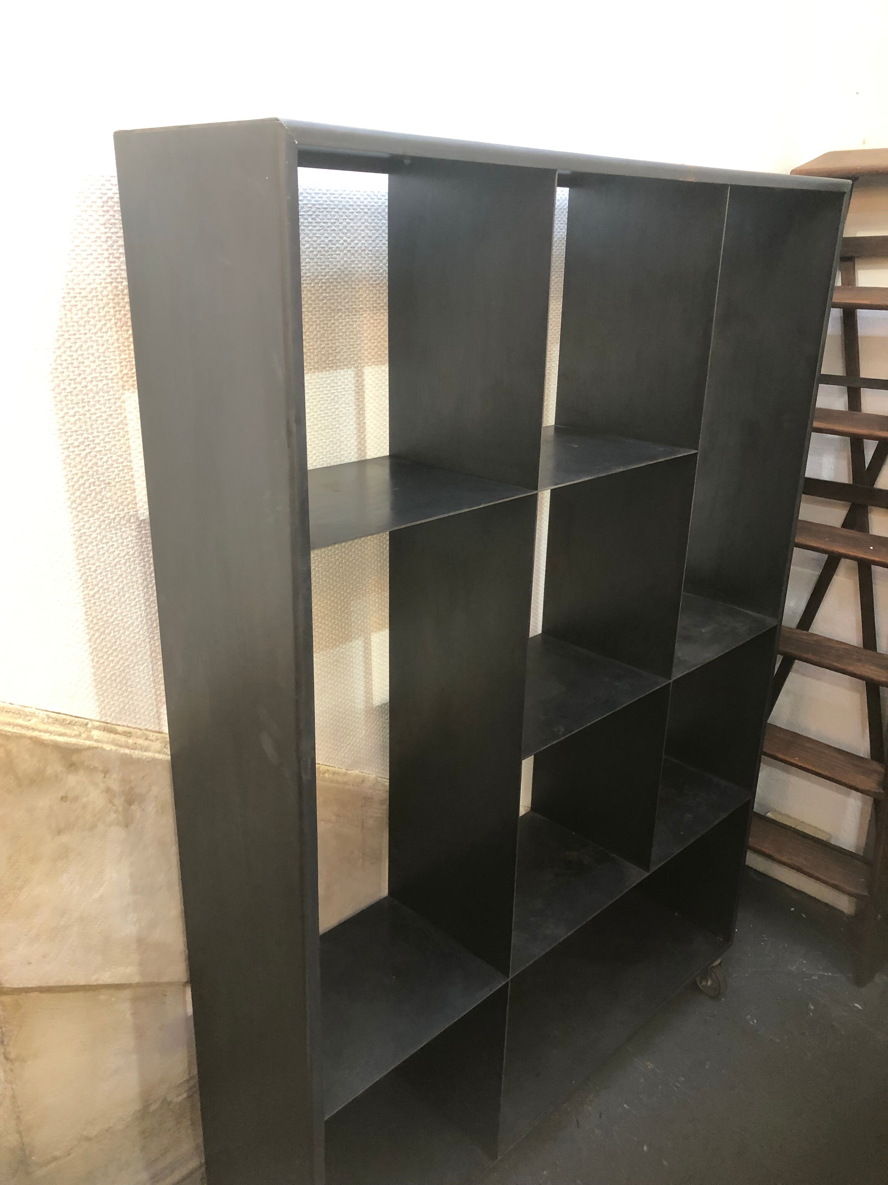 Etagère bibliothèque artisanal en acier sur roulettes industrielle