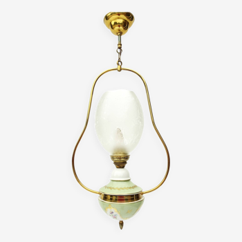 Vintage chandelier in gilded brass and plastic.