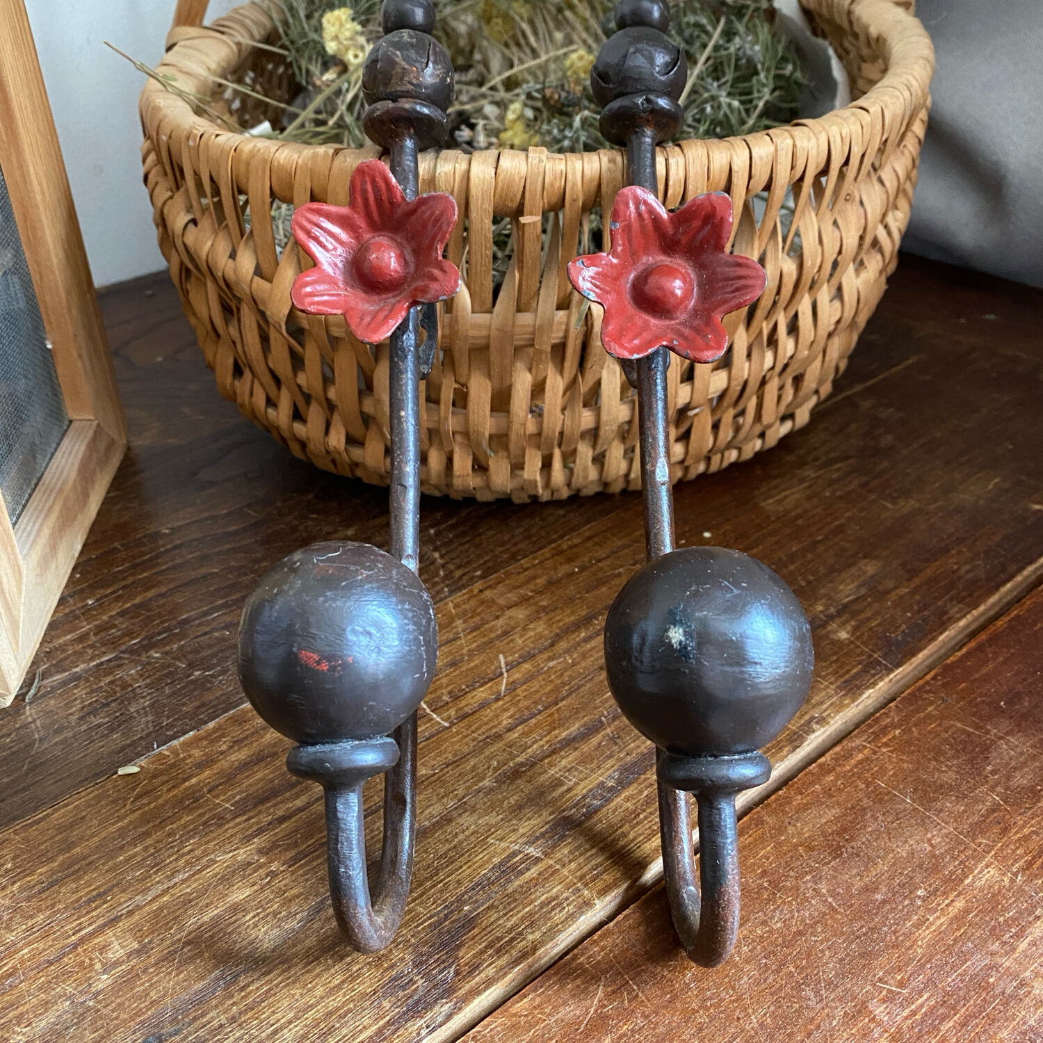 Pair of wall hooks in cast iron