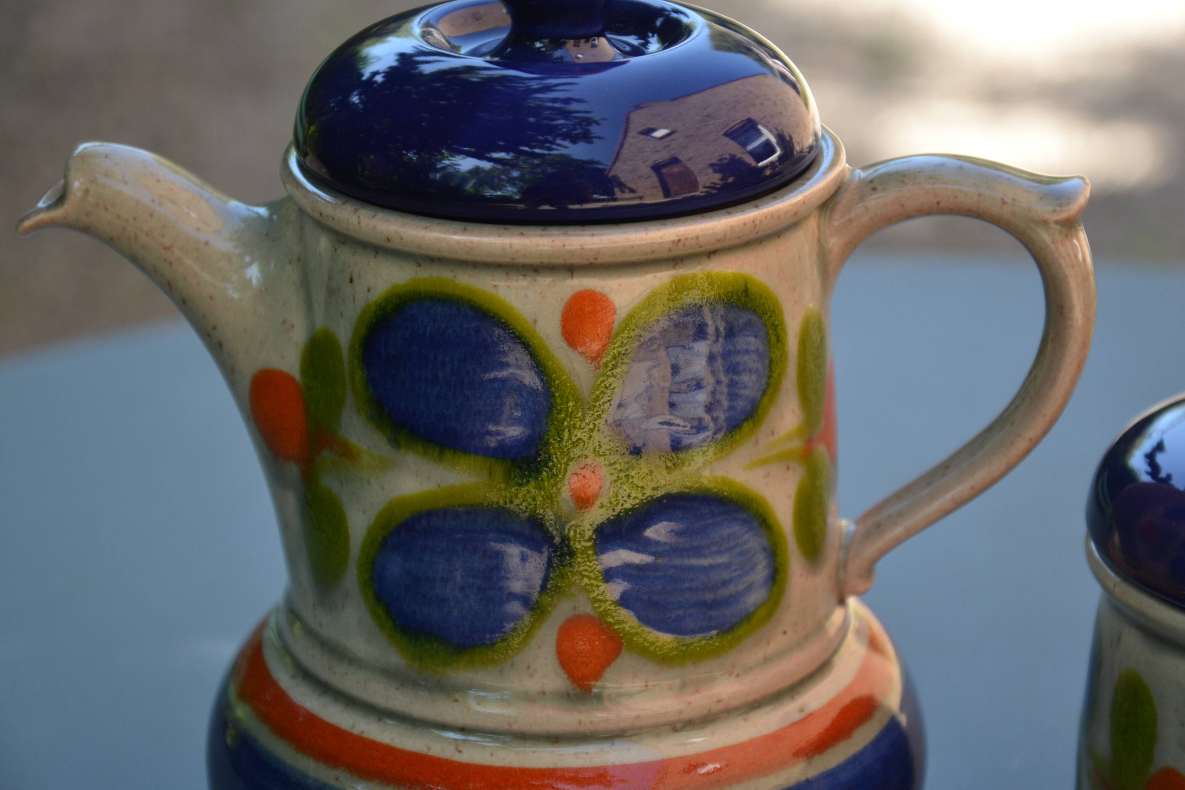 signed sugar bowl/milk jug set