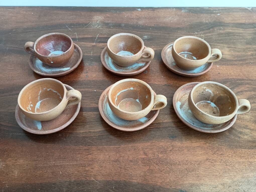 Service with 6 cups and saucers in stoneware.