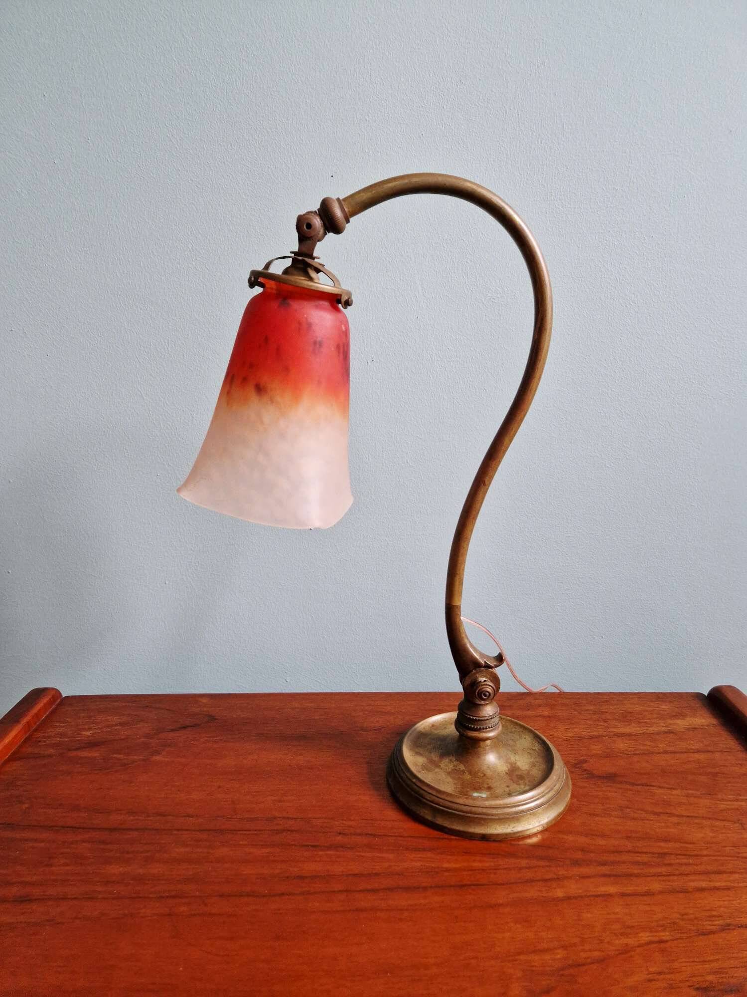 Lampe de bureau art déco en bronze et tulipe signée Schneider, années 1920