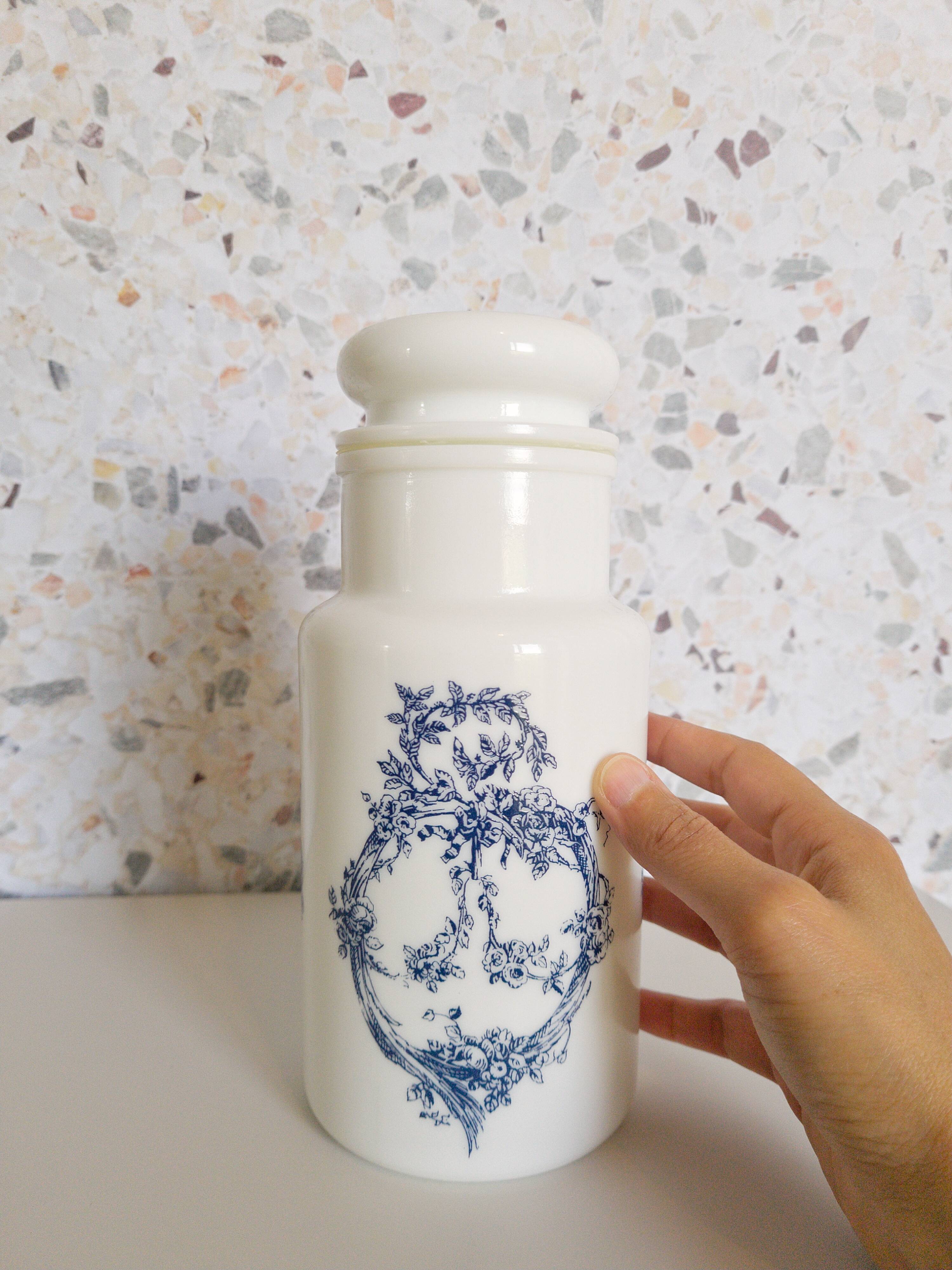 Set of 6 apothecary pots in white opaline 70s