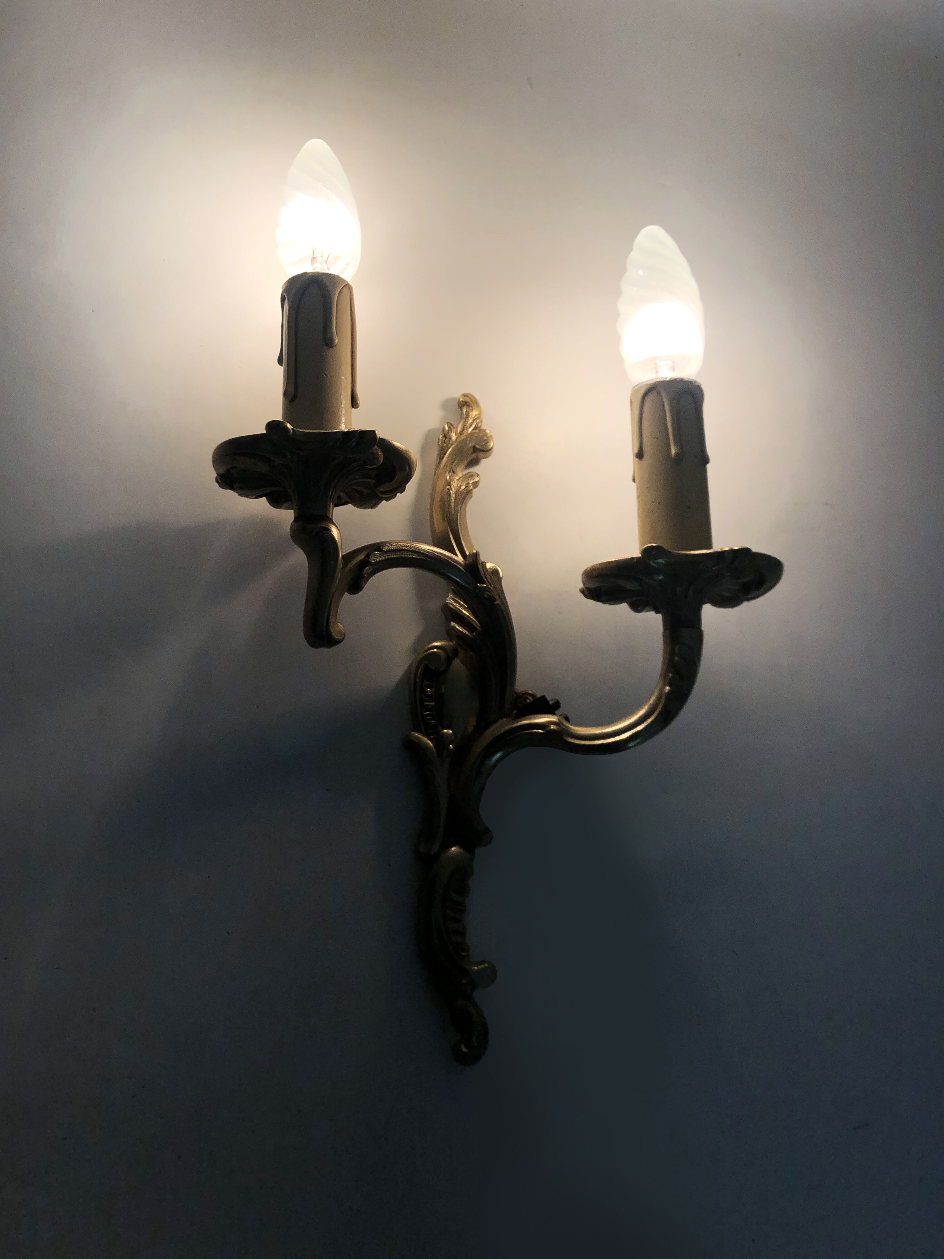 Antique double wall sconce in bronze, acanthus leaf design.