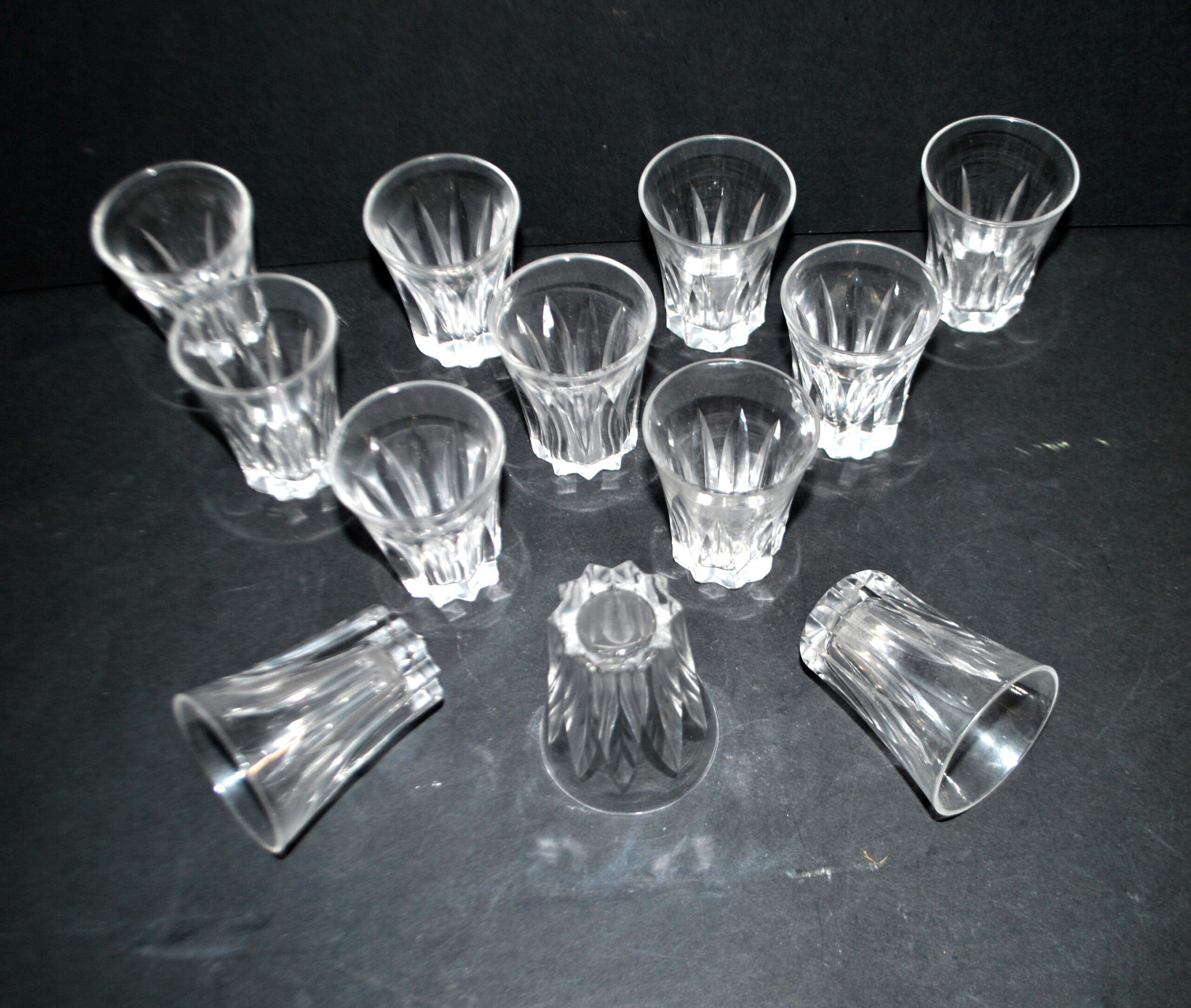 Baccarat set of 12 Art Deco cut crystal liqueur glasses star cave cabaret