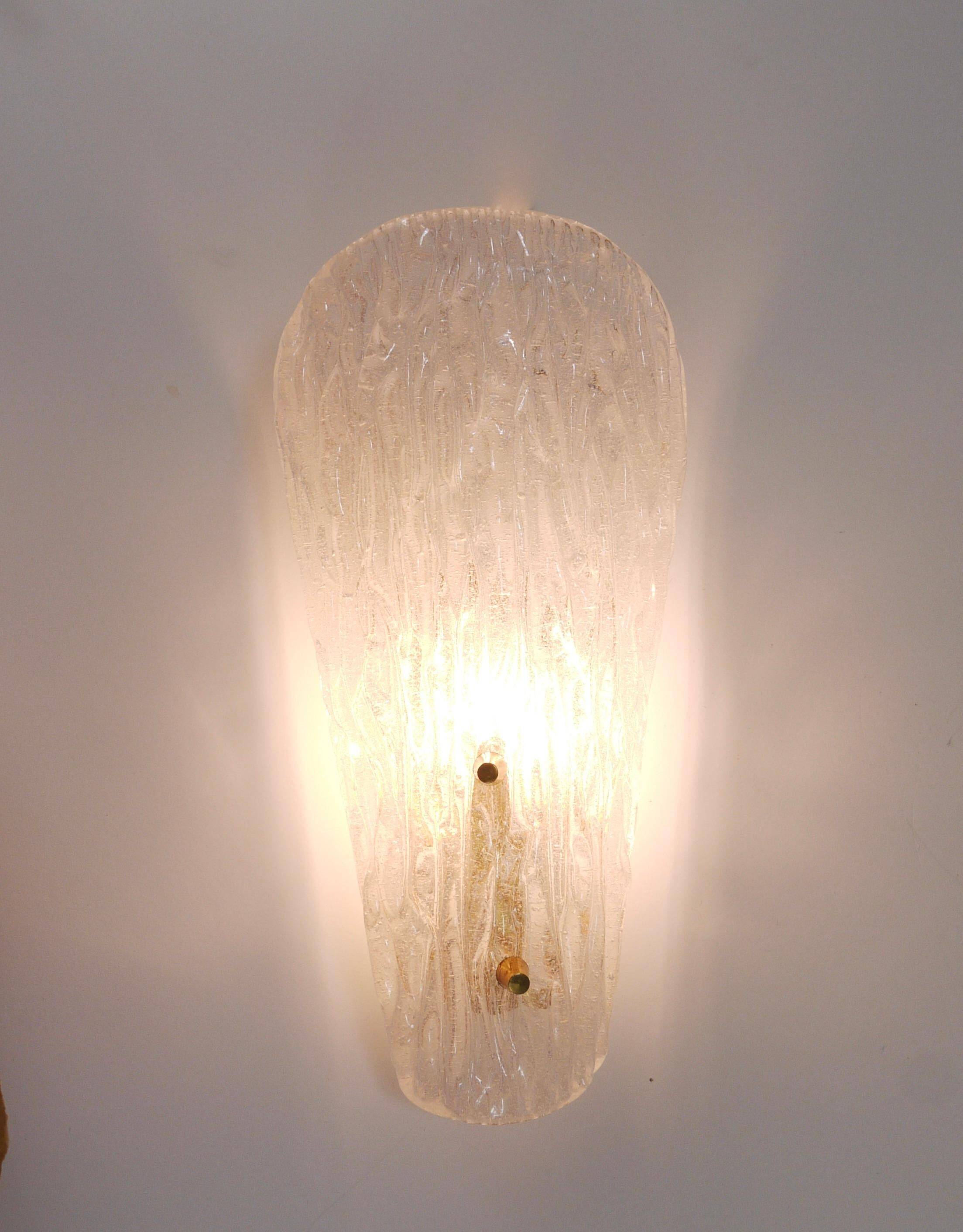 A mid-century Kalmar wall lamp in brass and textured glass, Austria, 1950s.