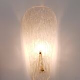 A mid-century Kalmar wall lamp in brass and textured glass, Austria, 1950s.