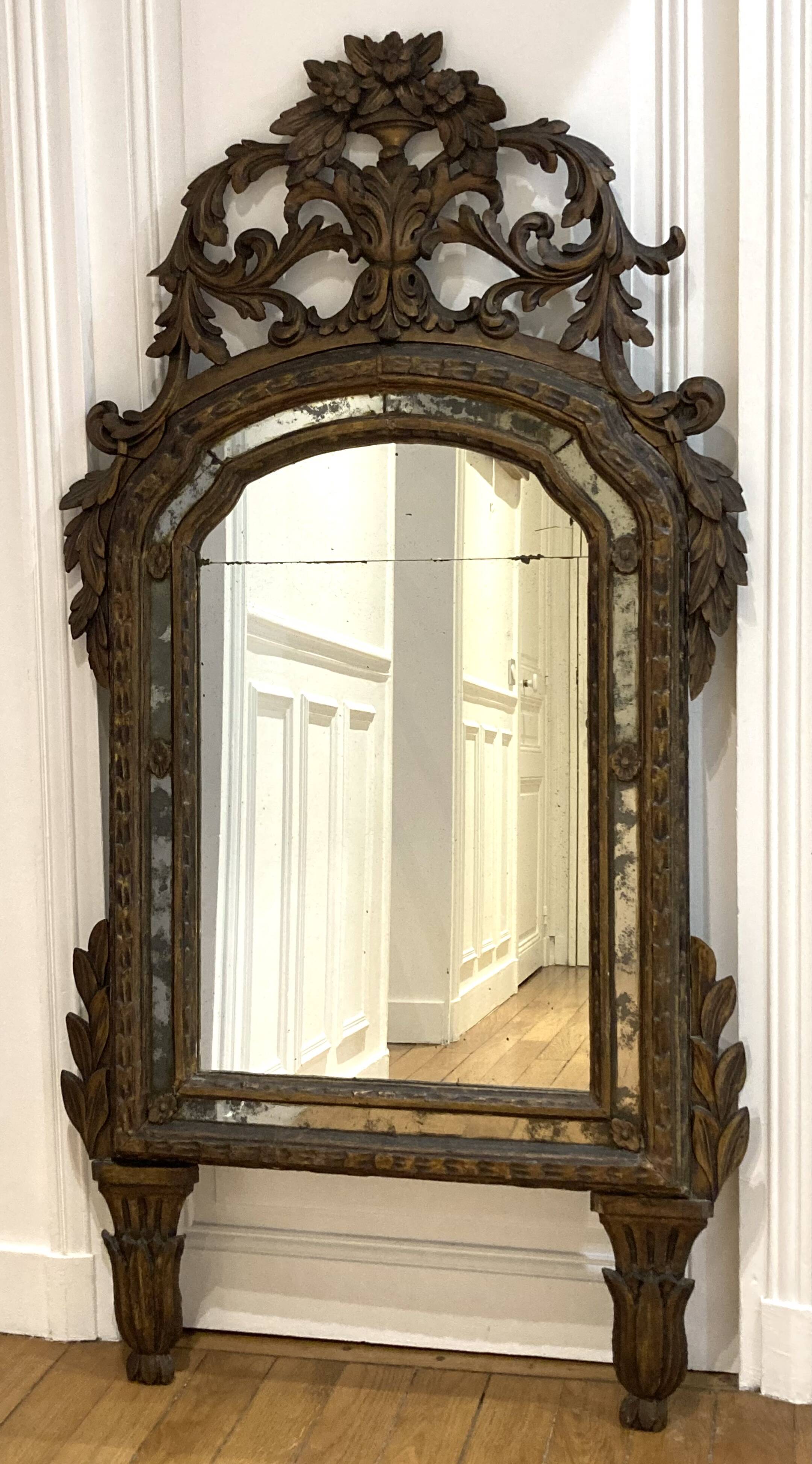 Large mirror or trumeau with beadwork in carved and gilded wood. Italian work from the beginning of the 19th century