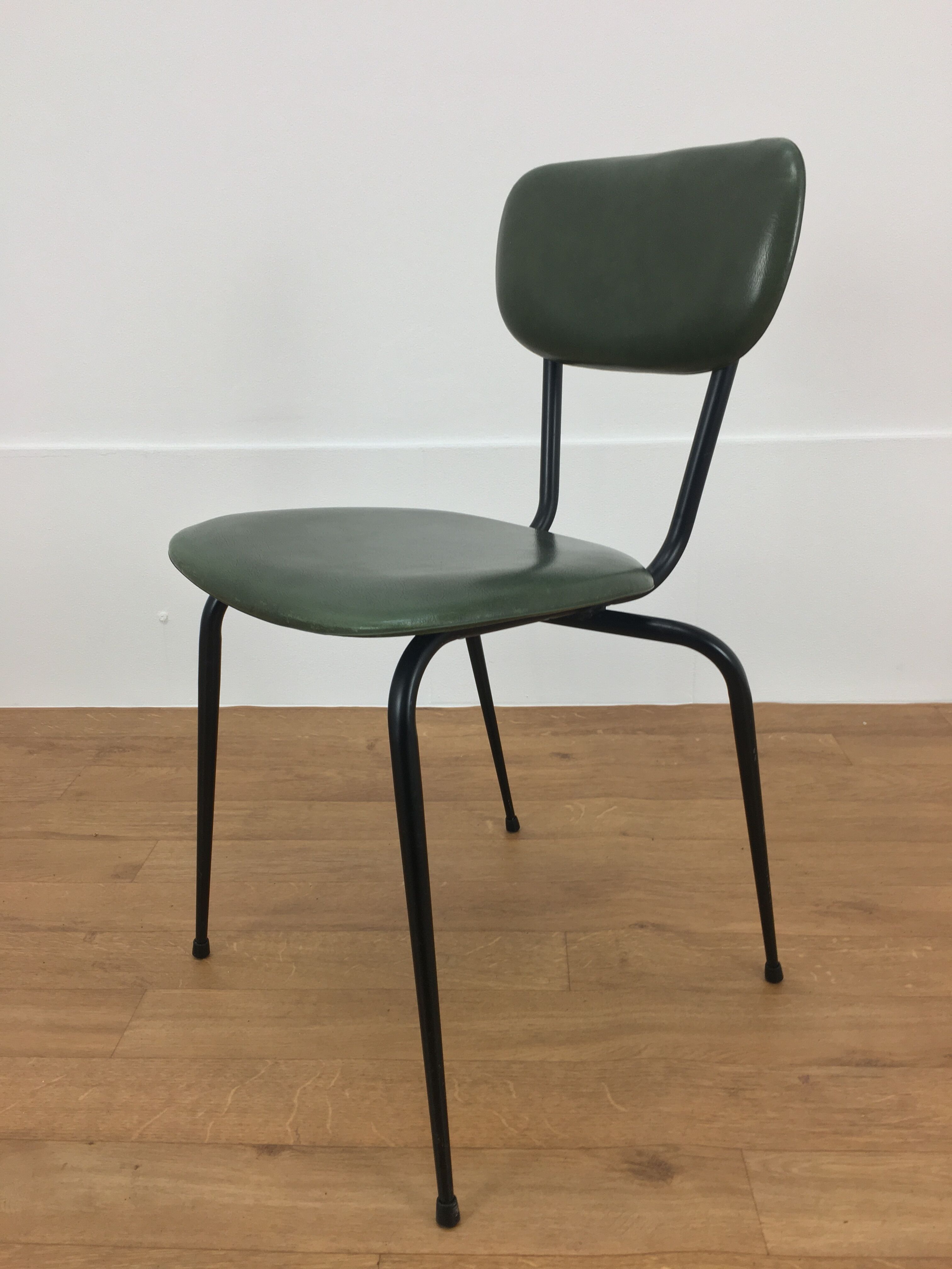 Set de 4 chaises années 50, métal et skaï vert