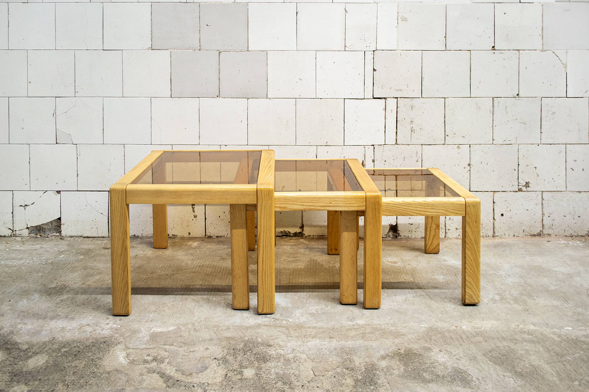 Tre tavolini a nido in legno e vetro, anni '70