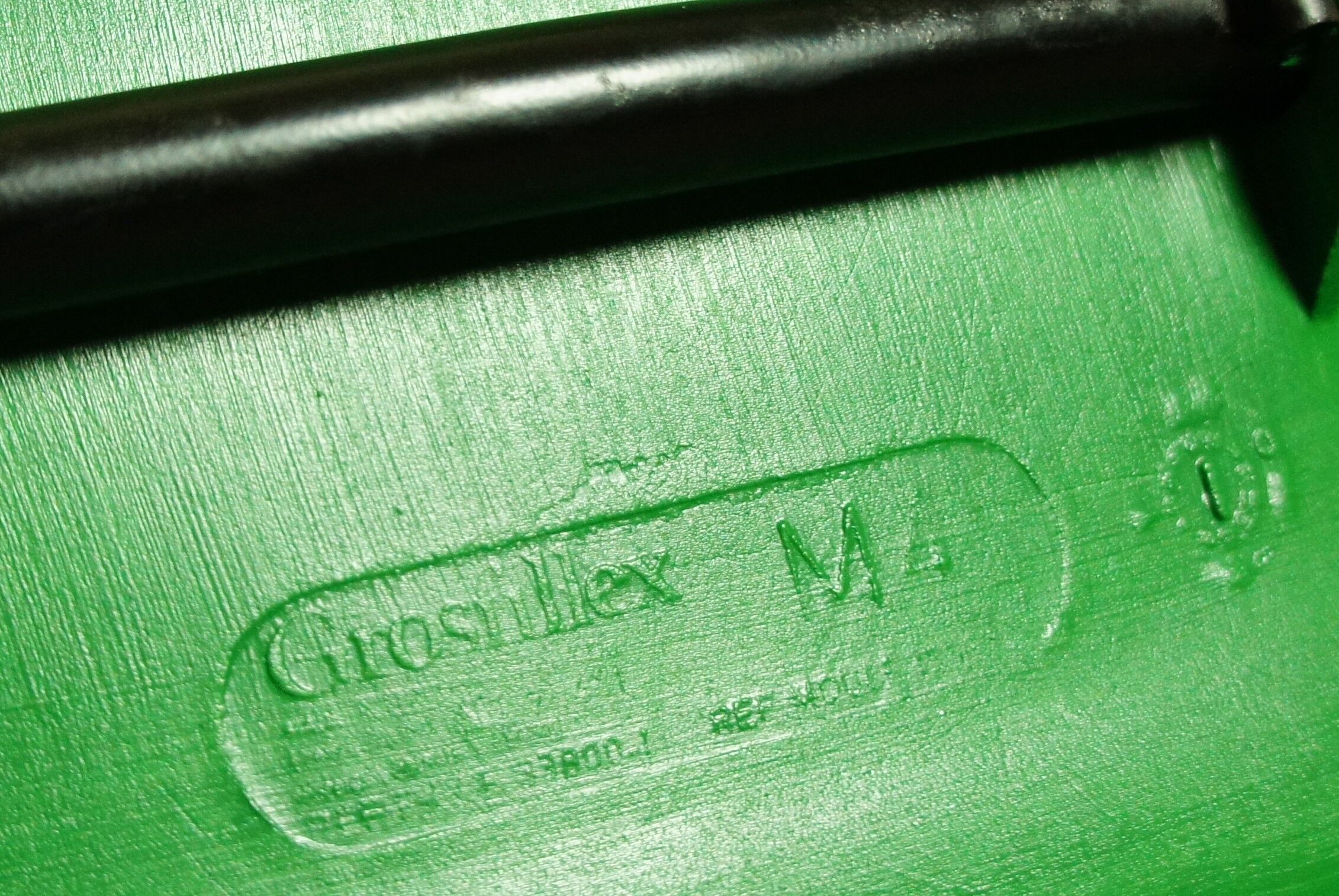 Pair of stackable Grosfillex M4 hull chairs