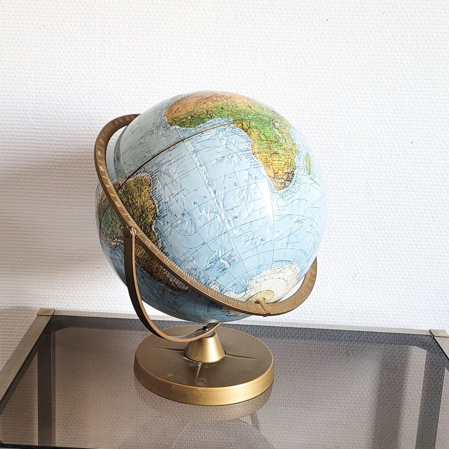 Globe terrestre en relief en laiton vintage