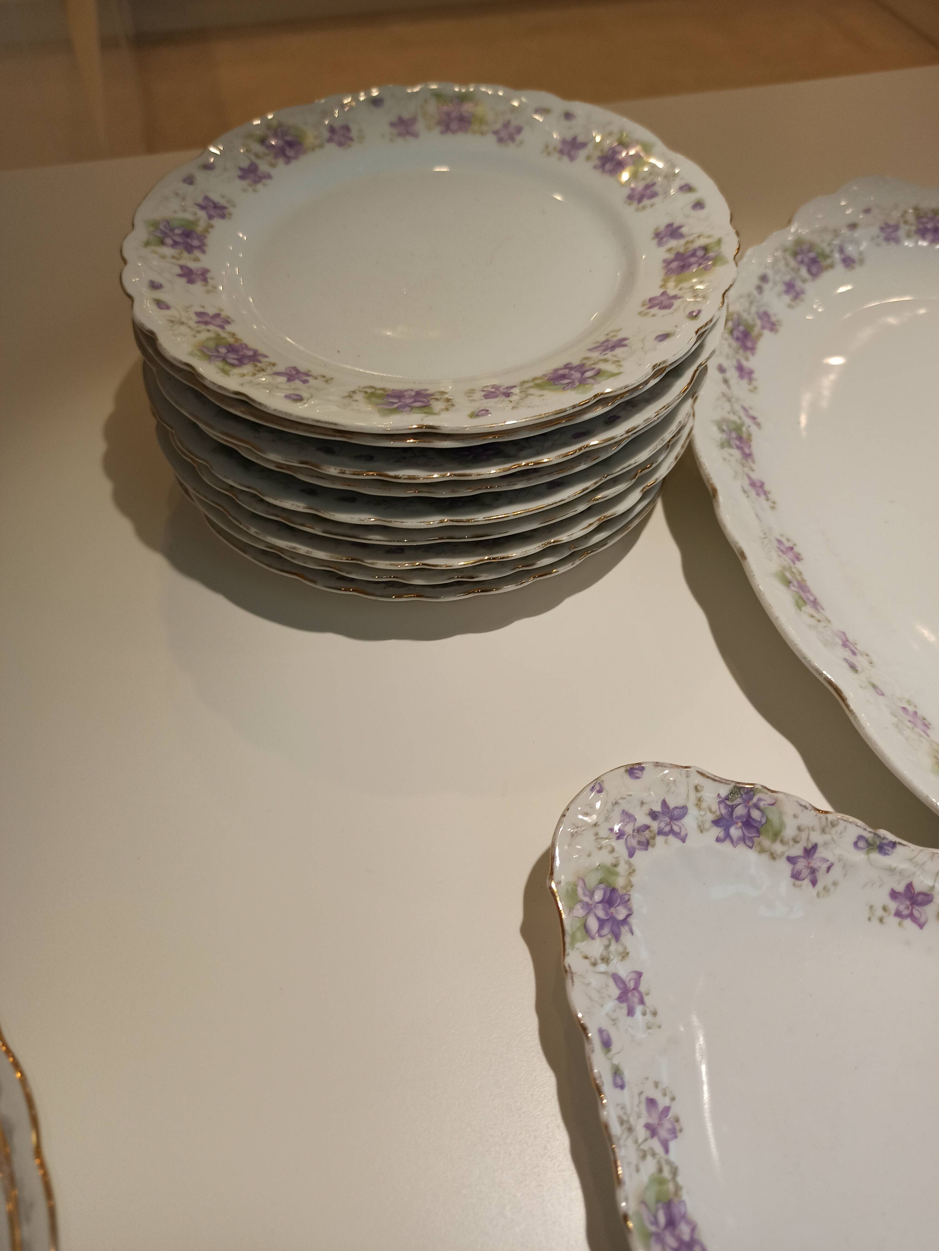 Table service 31 pieces in porcelain. Floral polychrome pattern