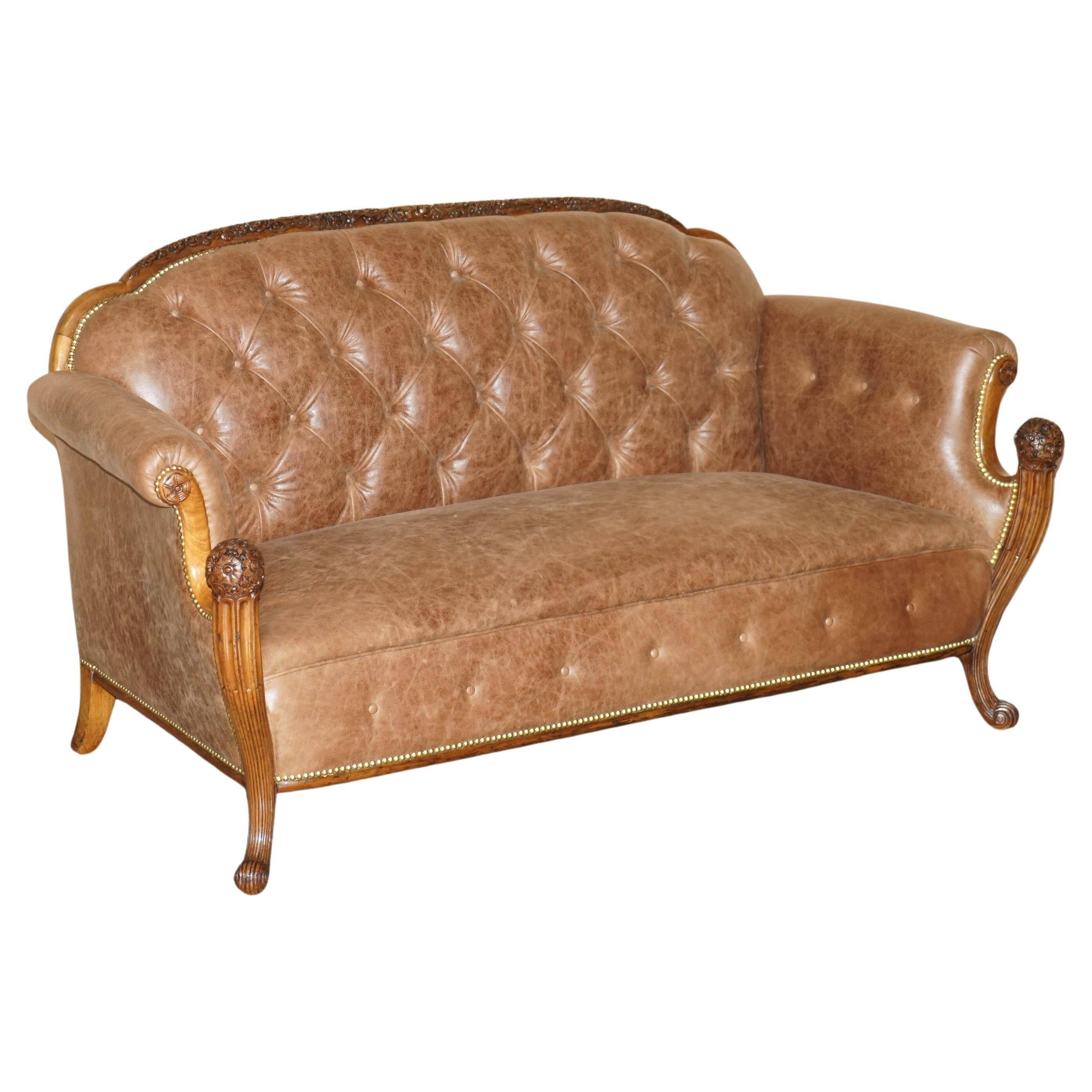 Chesterfield Regency 1810 antique canapé restored in leather with a carved frame.