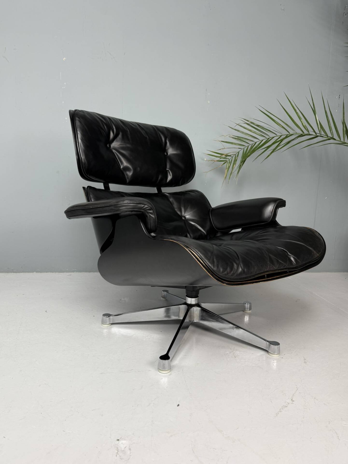 Chaise longue Eames entièrement noire par Herman Miller, années 1970.