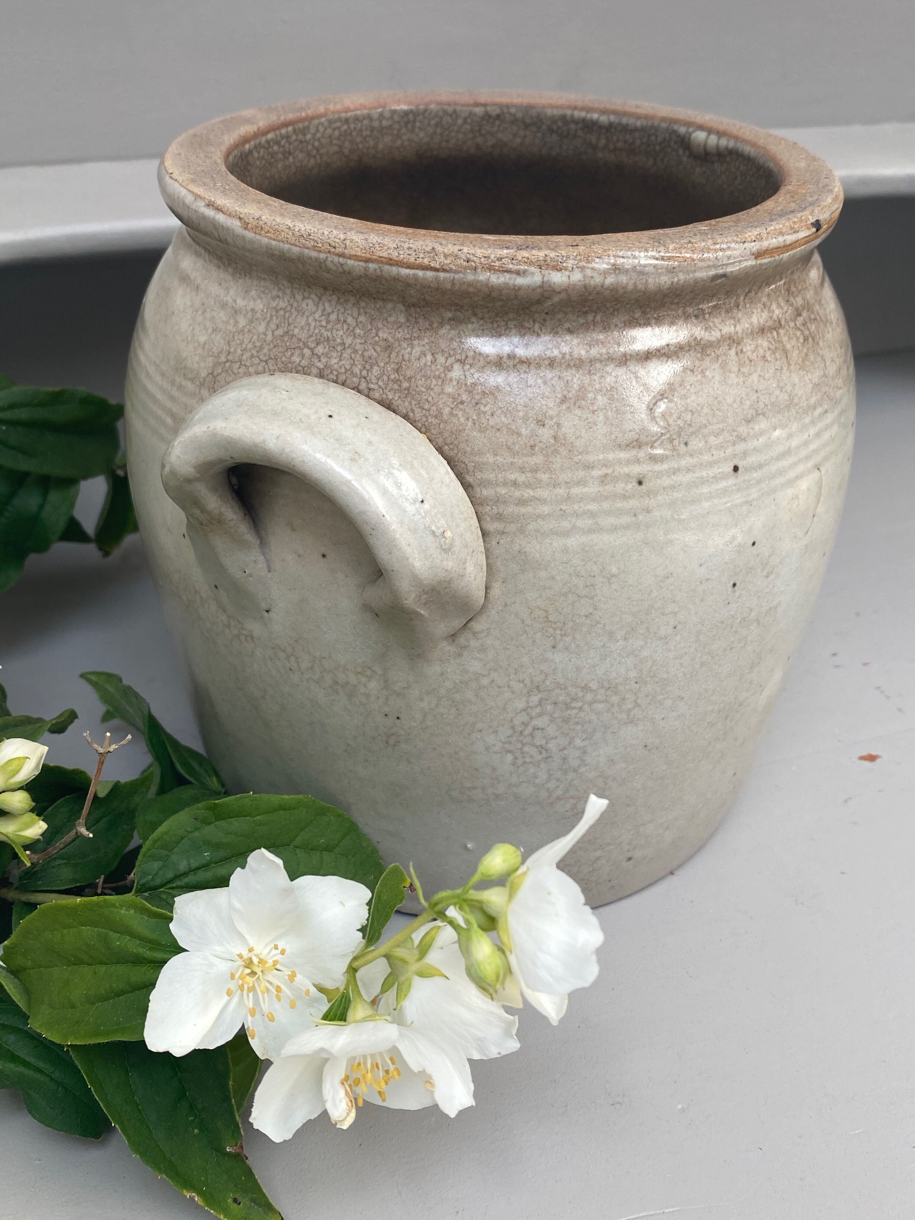 Sandstone ear pot