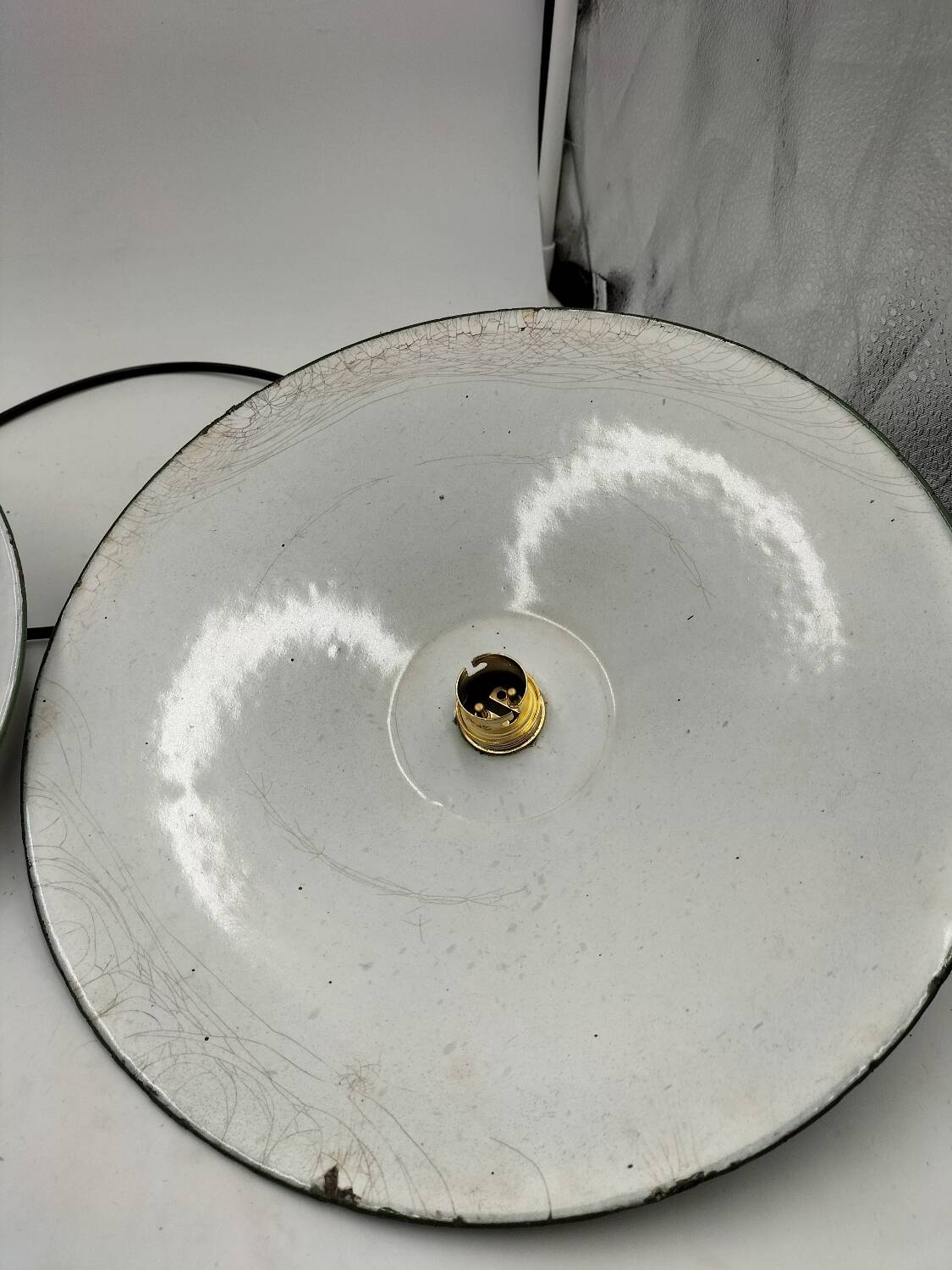 Enamelled sheet metal suspensions