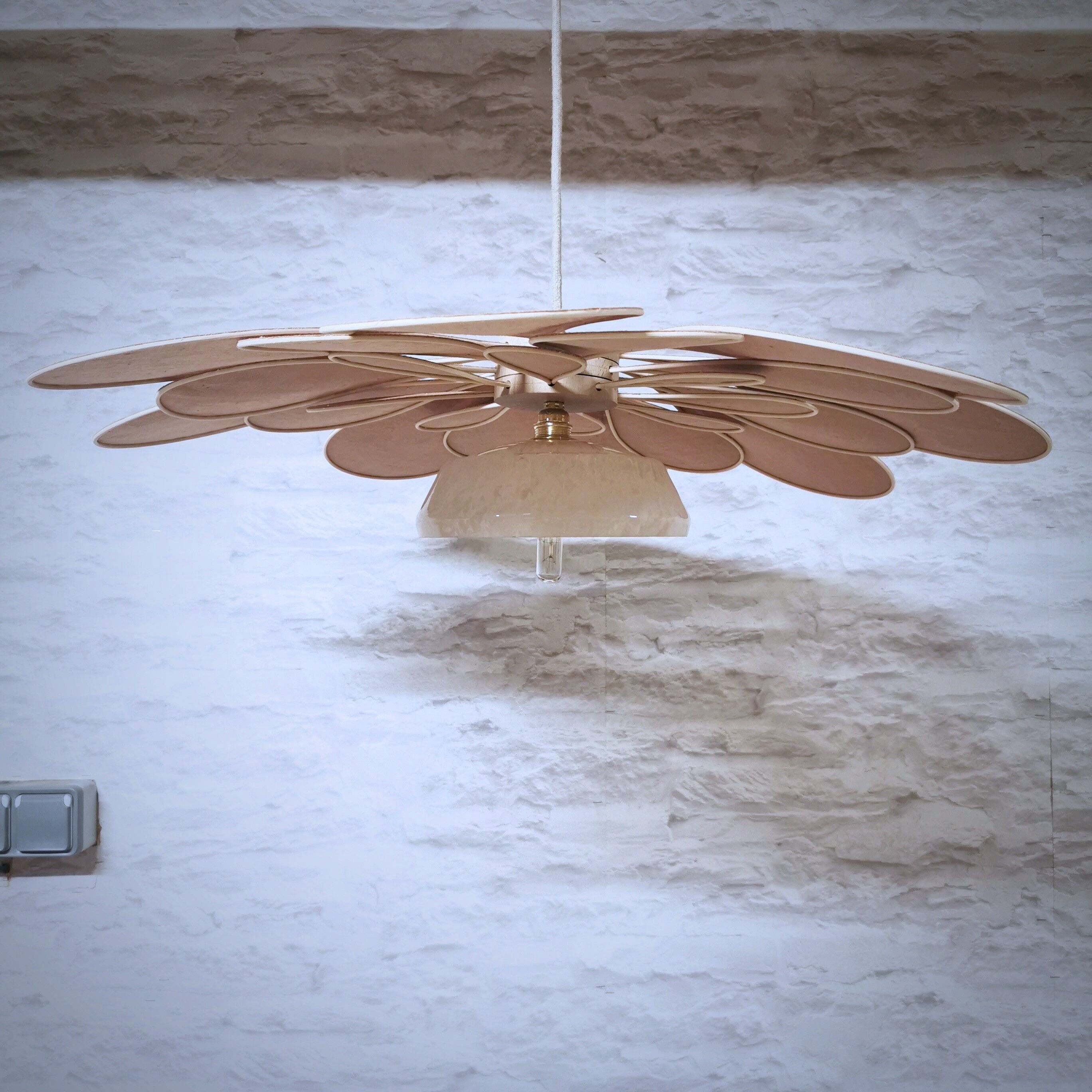 Suspension glass globe of Clichy and linen and rattan petals