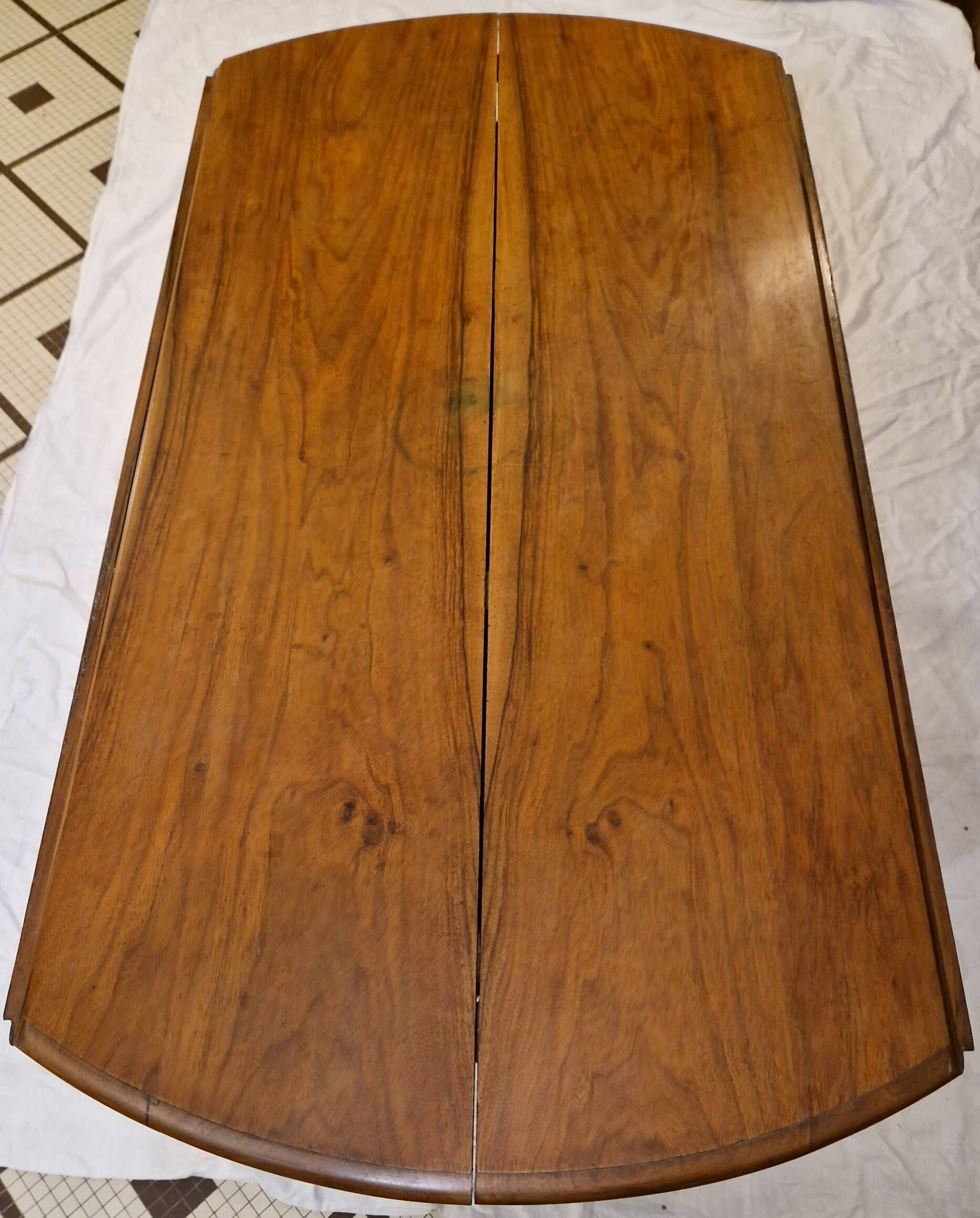 Extendable walnut table, 6 caned chairs in Henri II Neo-Renaissance style.