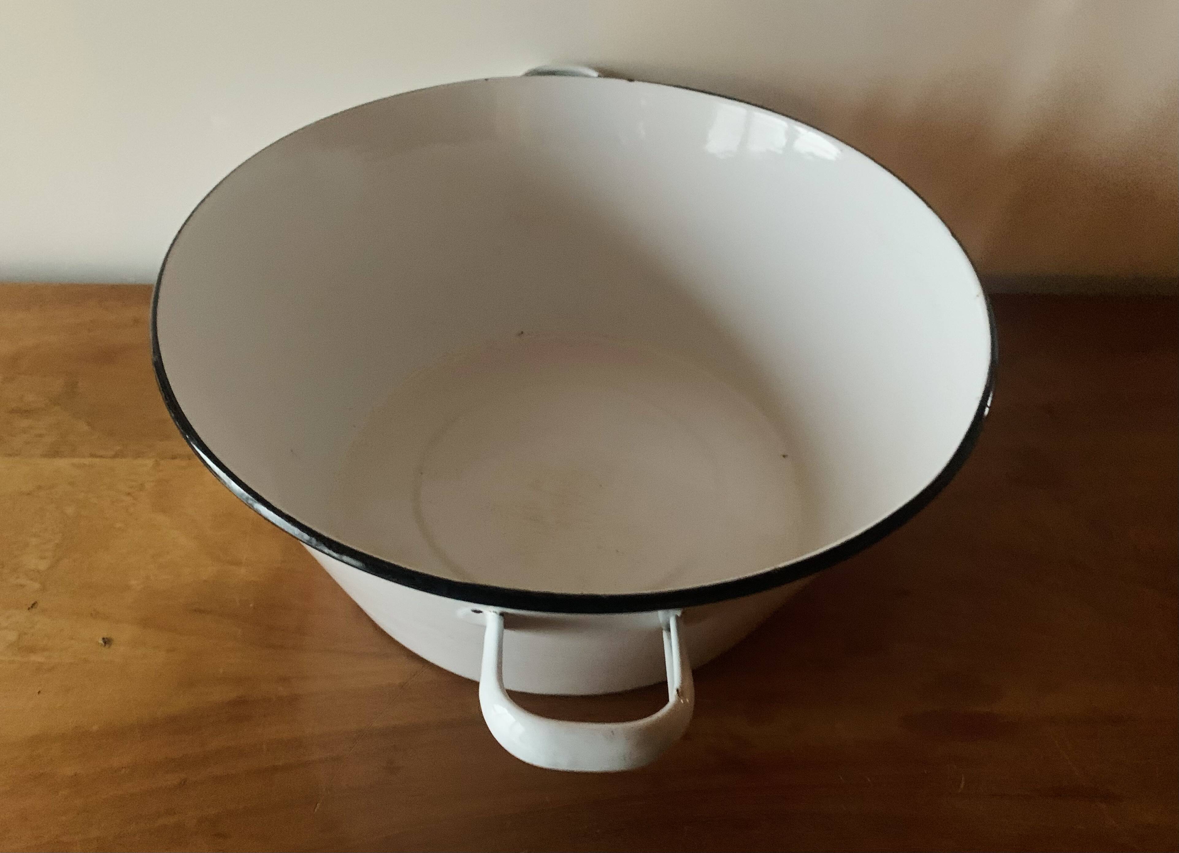 Large vintage basin in white enameled sheet metal